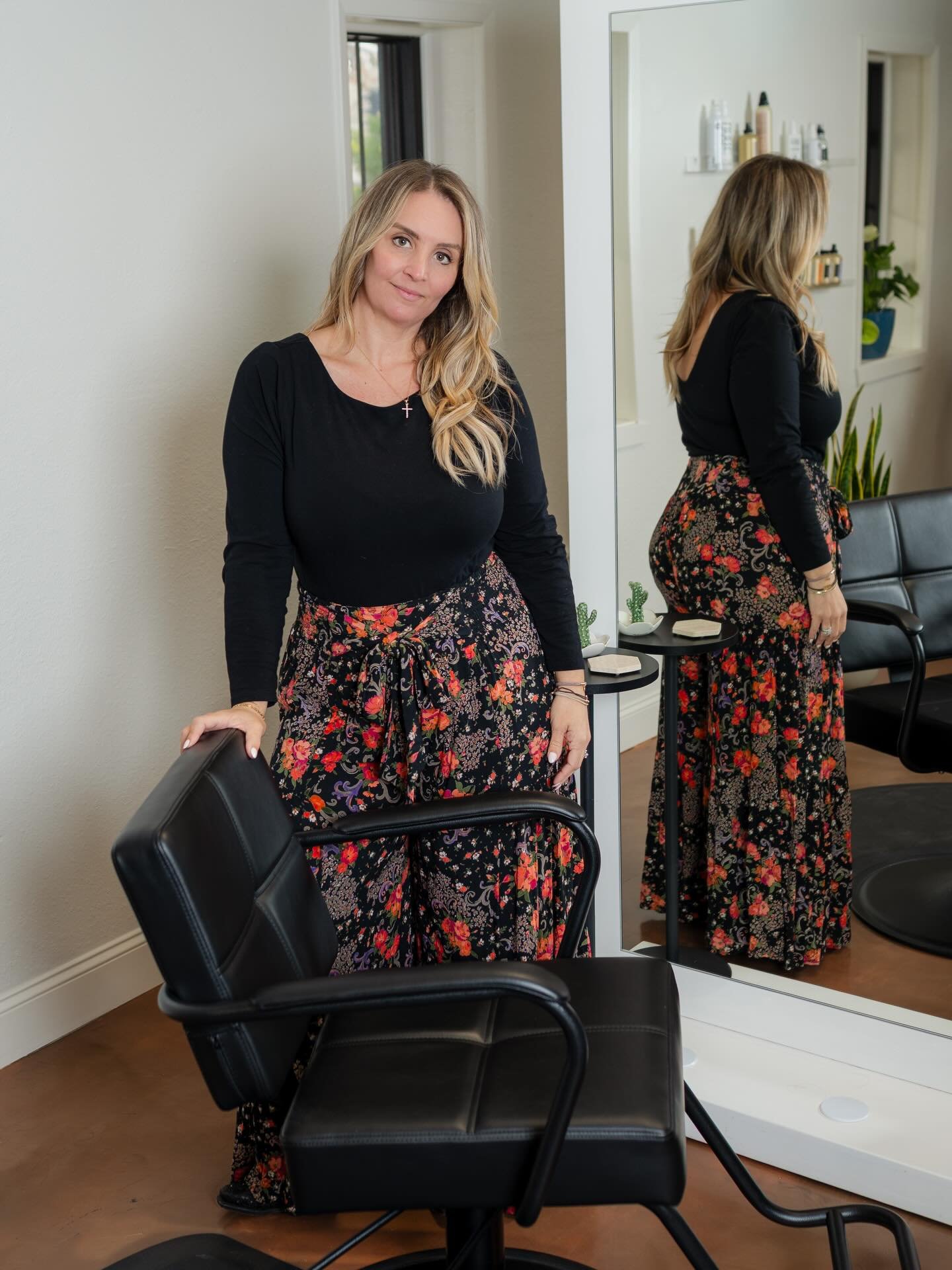 ✨ FEATURE FRIDAY ✨
Meet Tara 💛

With 20 years behind the chair, Tara brings experience, talent, and the calmest energy to the salon. Her go-to product? Rinseless Root Spray by @ilesformula_hair &mdash; the secret weapon for extending your blowout an