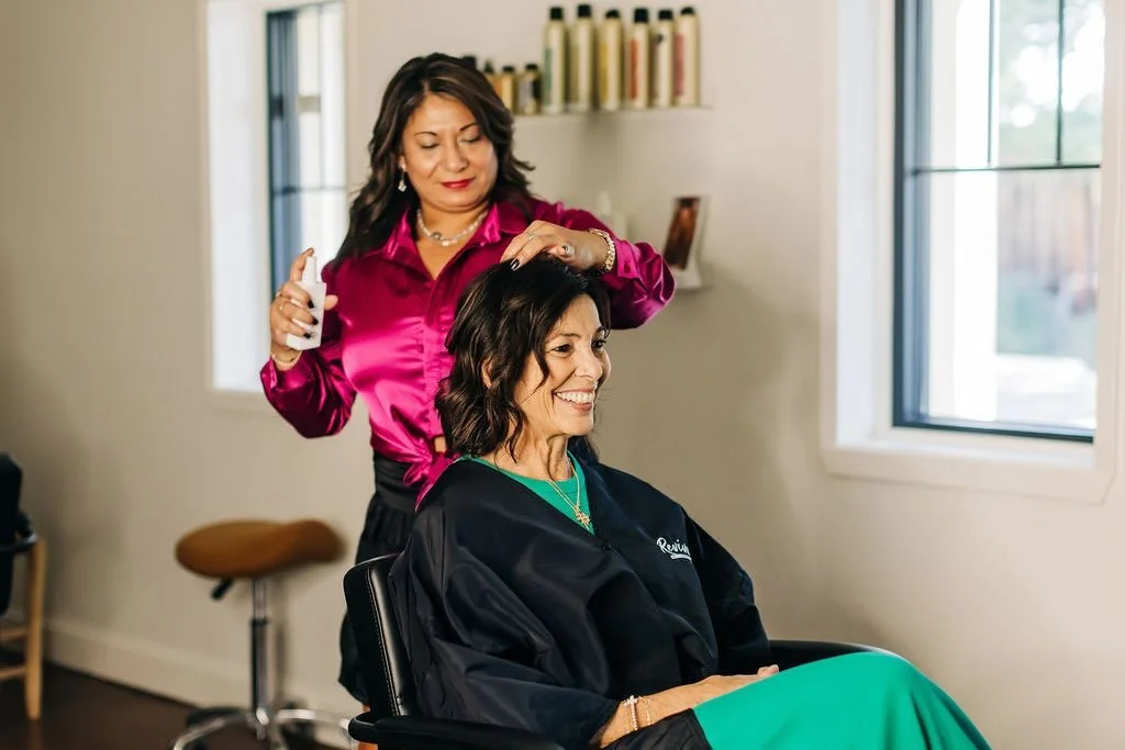 Refresh your roots&hellip; no wash needed ✨

The @ilesformula_hair Rinseless Root Refresh is designed to absorb oil, add volume, and revive your style in between washes &mdash; without buildup or residue.

How to use:
&bull; Apply directly to the roo