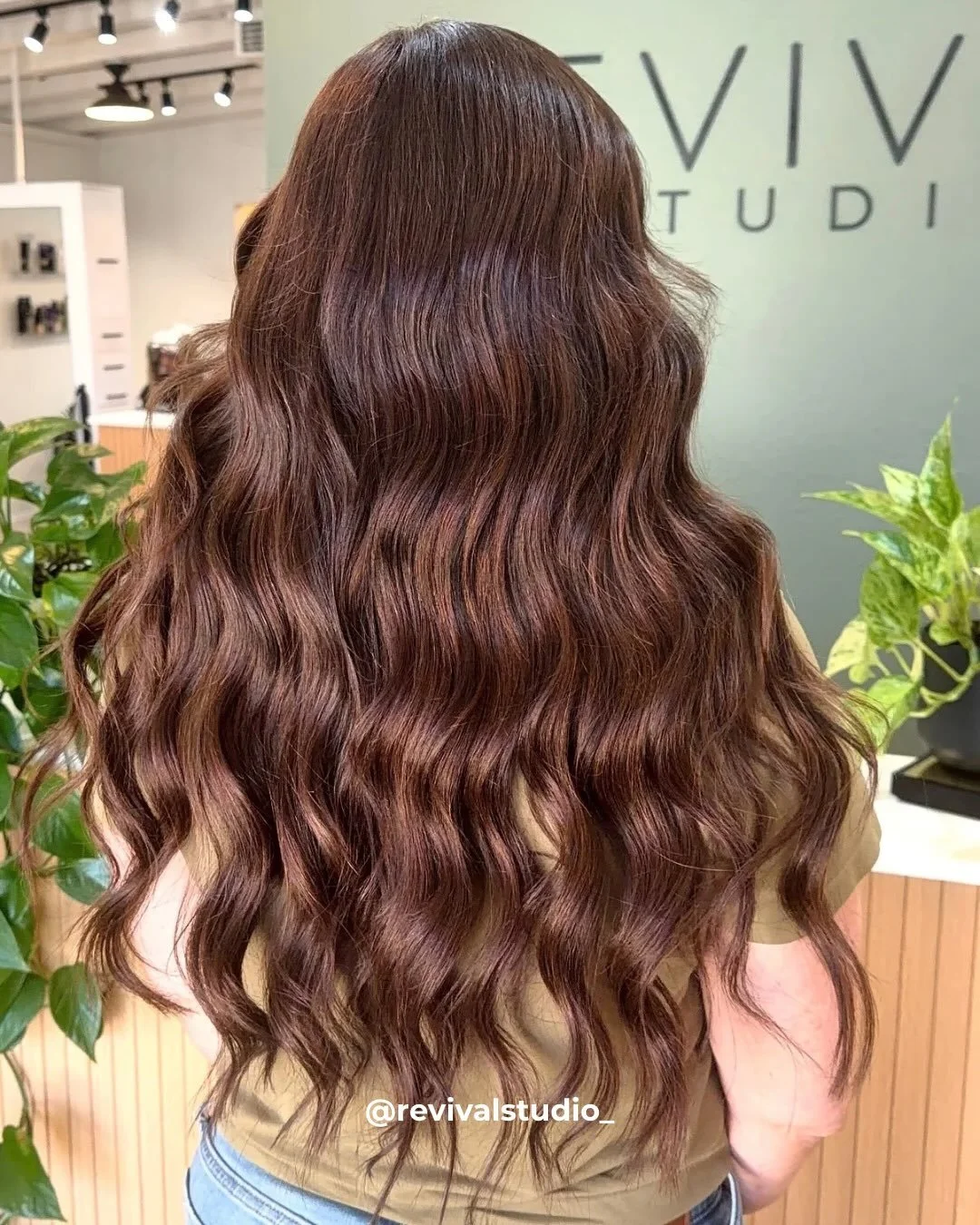Chocolate Auburn 🍫

From rich dimensional brunettes and warm coppers to creamy vanilla blondes, icy pearls and champagne brondes, there&rsquo;s a shade for every vibe.

The beauty of custom color is creating a tone, depth and dimension that feels co