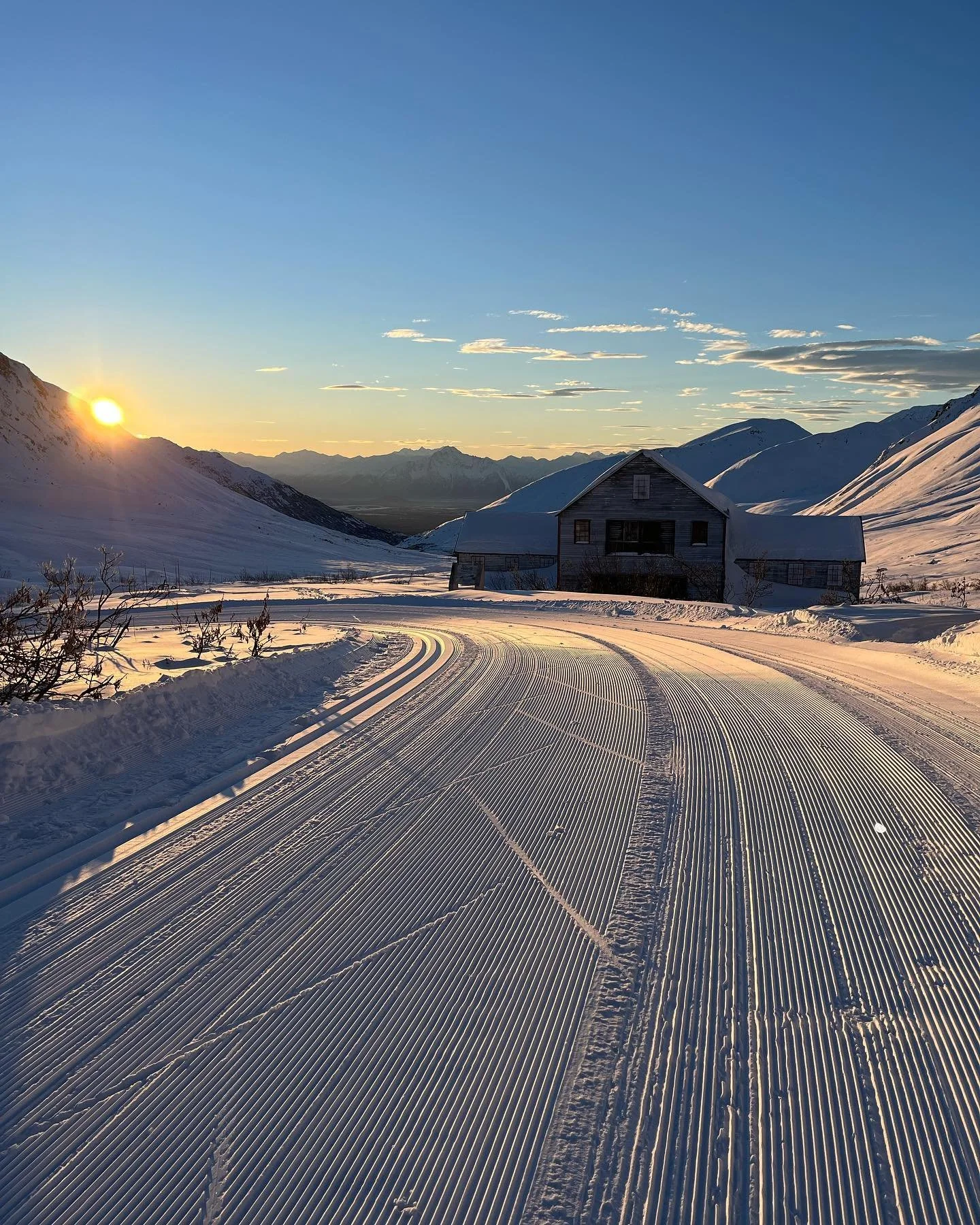 What do you get staying at @hatcherpasscabins? You get to sleep in and still catch the sunrise and get first tracks. #hatcherpass #firsttracks #privateskiresort #bluebird #skimatsu