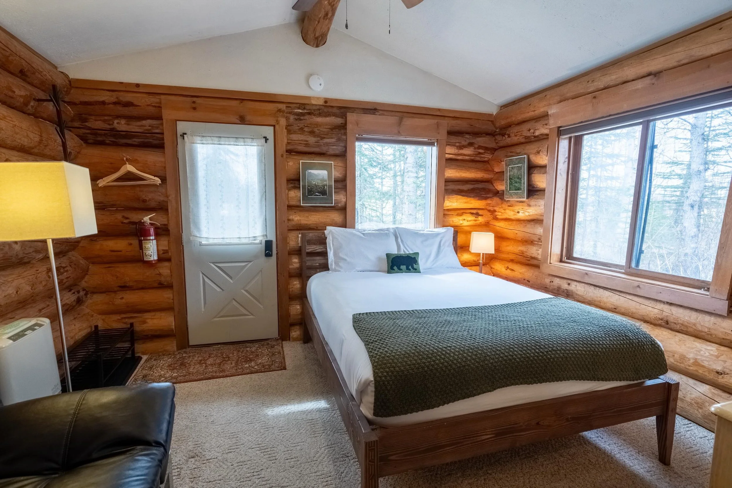 Our Sourdough Cabins might not be as large as our Grande Cabins, but they sure do make up for it in classic log cabin charm. Our Scandinavian full scribe log cabins are perfect for couples or the solo traveler seeking a quaint escape. #logcabin #cabi
