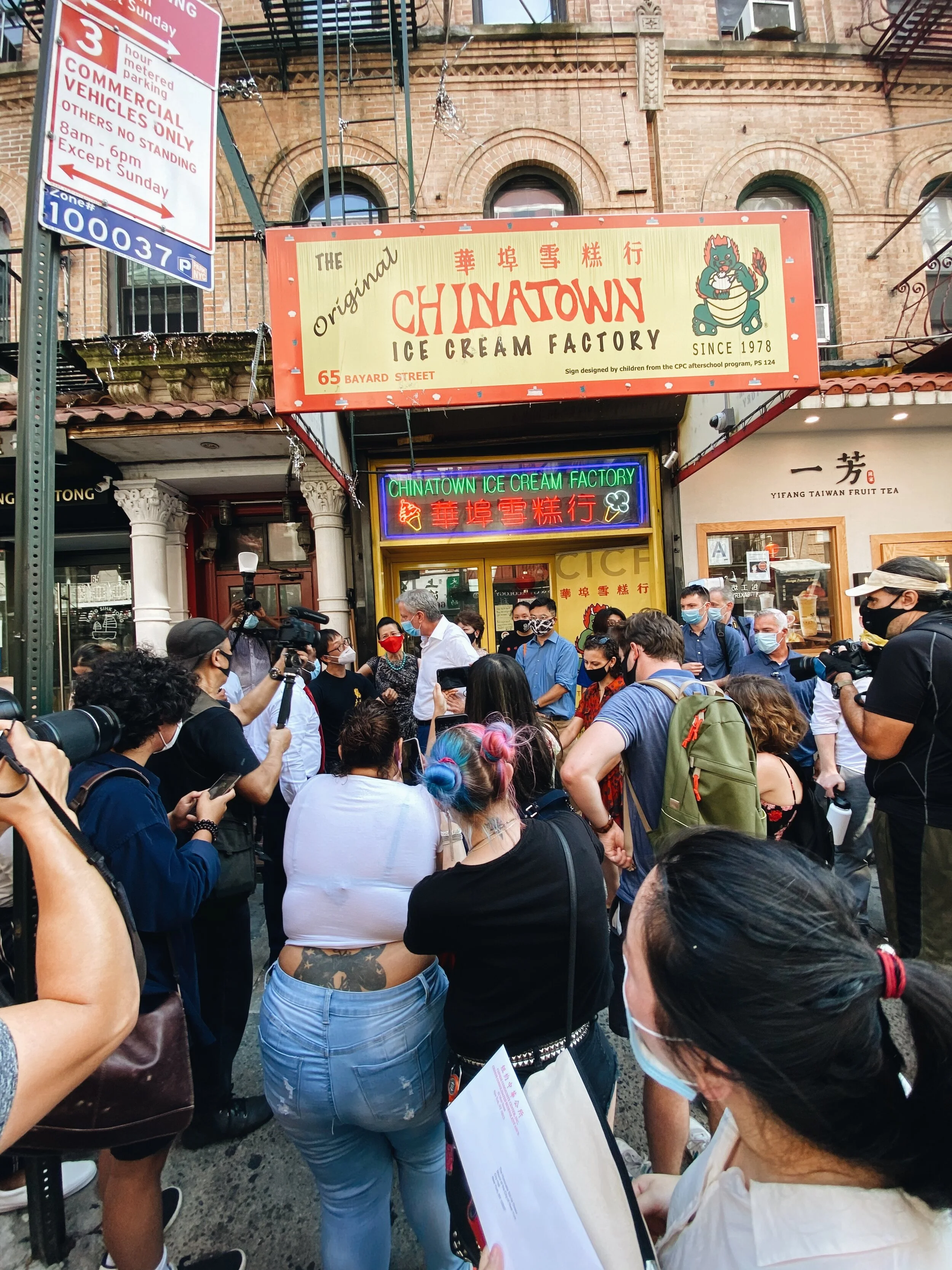 Patrick Mock, a grocer at 46 Mott Street in the heart of Chinatown, approached Mayor Bill de Blasio at a recent press event in Chinatown. Photo by Alexandria Misch for Canal Street News