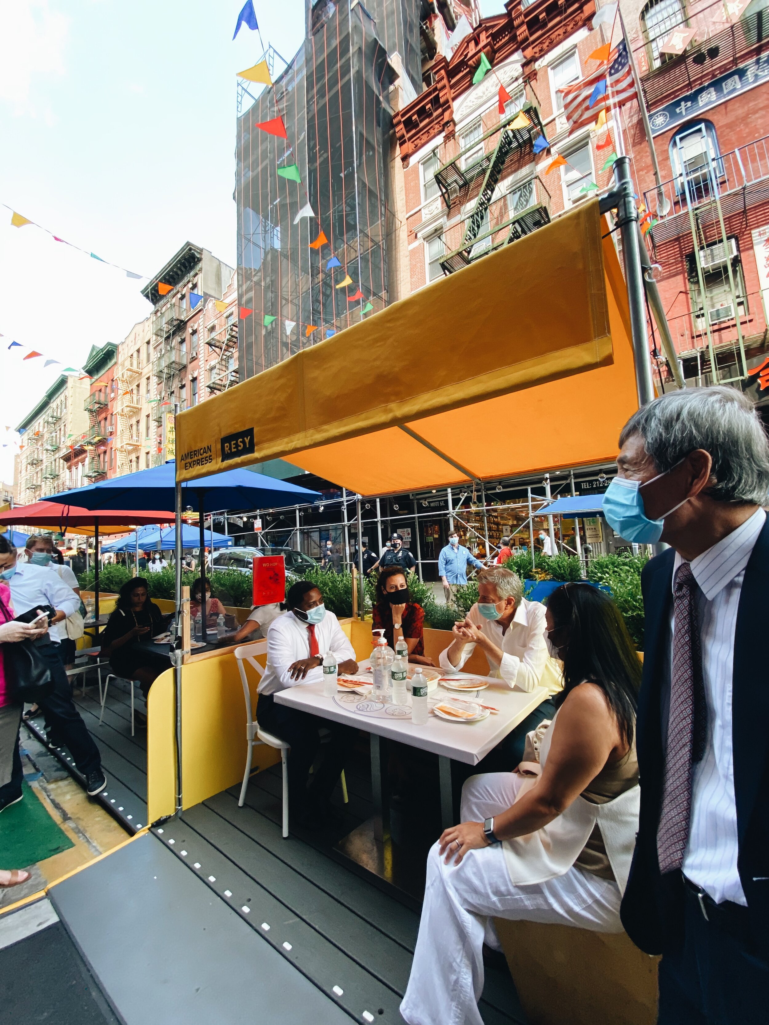 Mayor Bill de Blasio dines al fresco at Wo Hop with other city leaders after “brushing off” the concerns of Patrick Mock minutes earlier outside of Chinatown Ice Cream Factory. Photo by Alexandria Misch