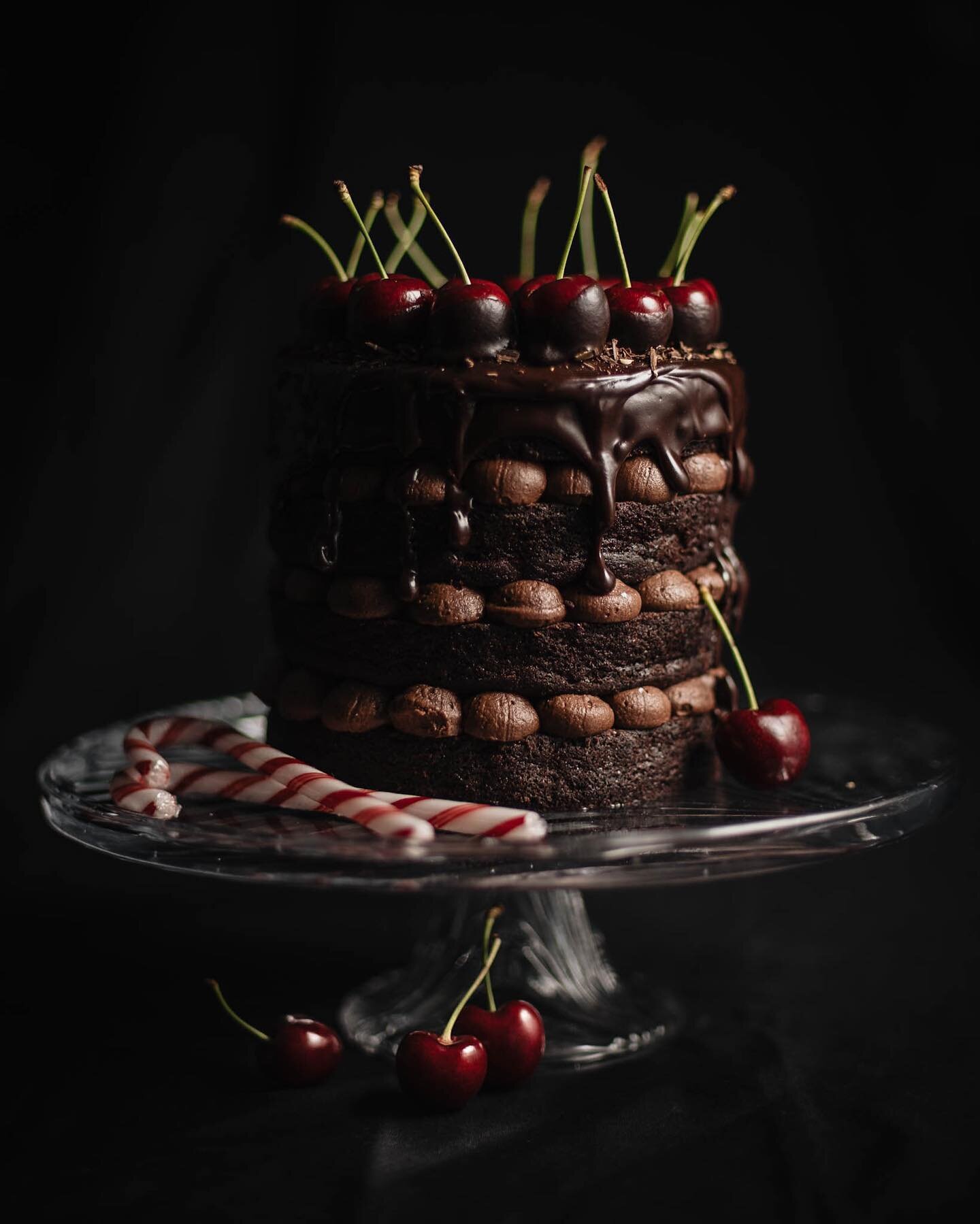 Merry Christmas! ❤️🎄 We hope your Christmas is filled with joy and celebration... and a massive piece of cake! 
We loved showcasing the dark richness of this decadent Chocolate &amp; Cherry Cake, a special creation by @thesweetspotnz for this festiv