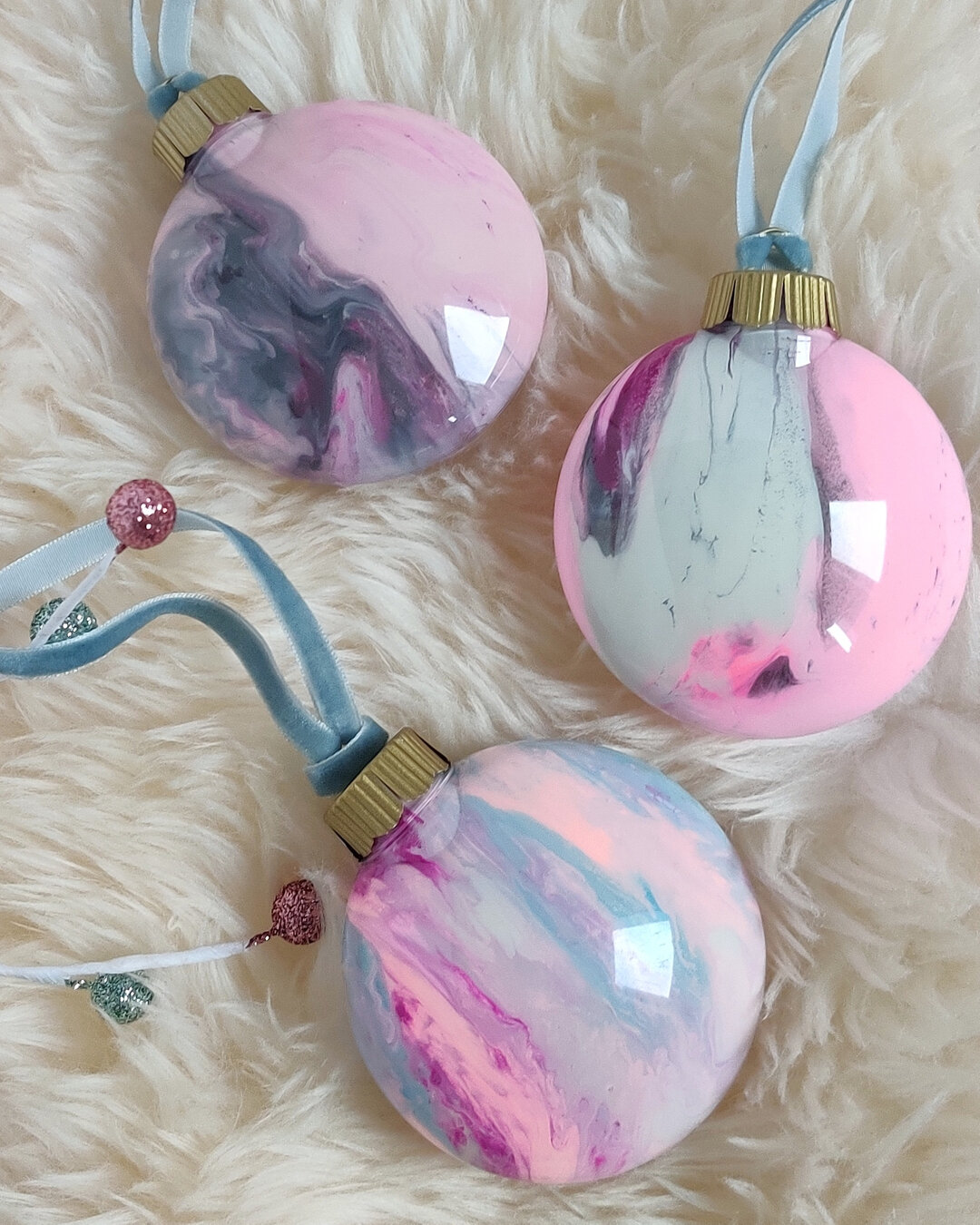 Lots of ornaments still available! 🎄 My art shop is closing over the holidays, so be sure to get your orders in soon! ⠀⠀⠀⠀⠀⠀⠀⠀⠀
⠀⠀⠀⠀⠀⠀⠀⠀⠀
If you need a last minute gift, these ornaments ship by express post, and I'll be fulfilling orders as they com