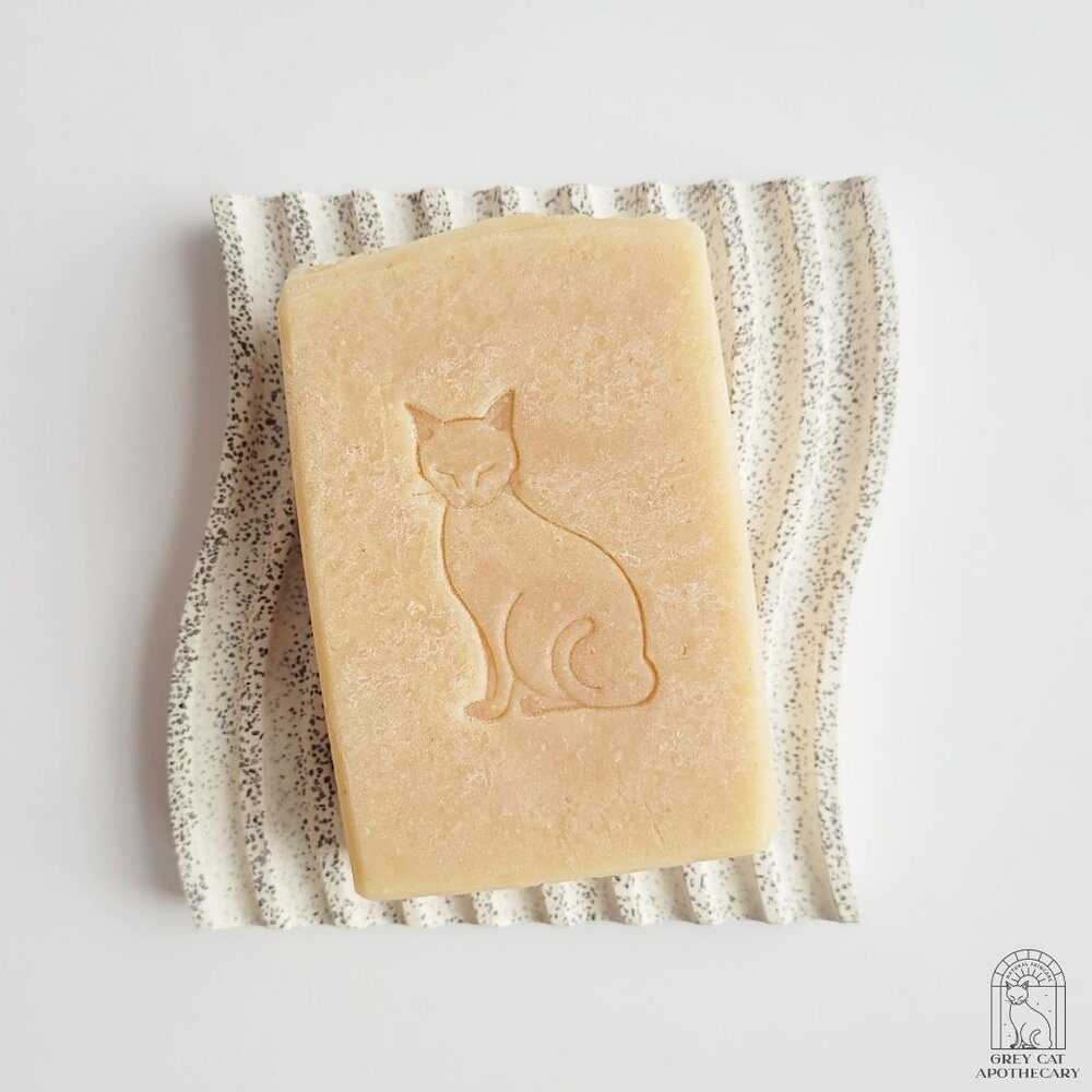 Oat flour and oat milk add moisturization and light exfoliation to Happy Hippy. Not to mention the groovy scent with notes of patchouli, sage and lemongrass.

#oatsoap #greycatapothecary #hippysoap