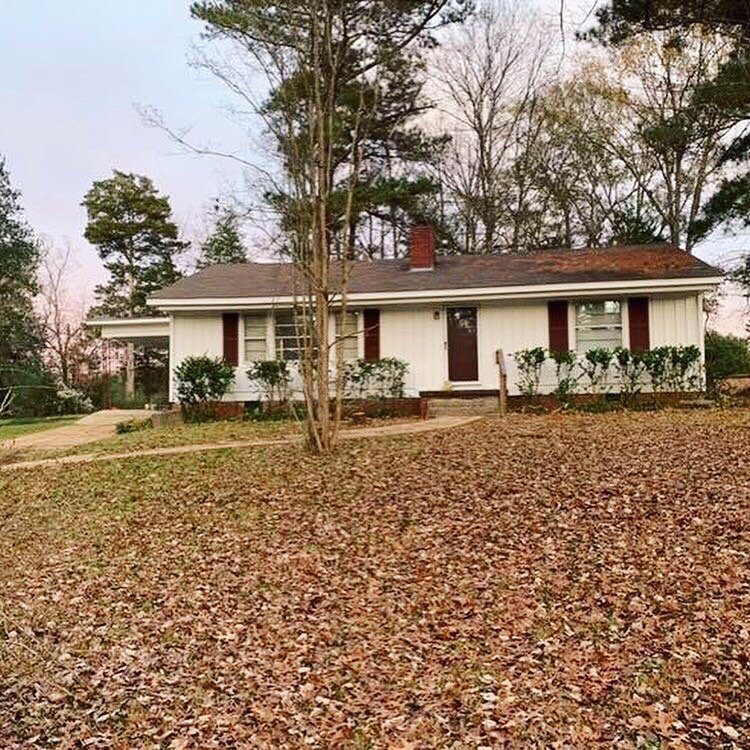 *ROOMMATE WANTED*
2 bedrooms, 1 bathroom
$250 per month 
This house is tucked away in a quiet, peaceful neighborhood in Clinton, MS. Perfect for studying or enjoying a relaxing evening by the fire pit. Cozy atmosphere with wifi. Security system in th