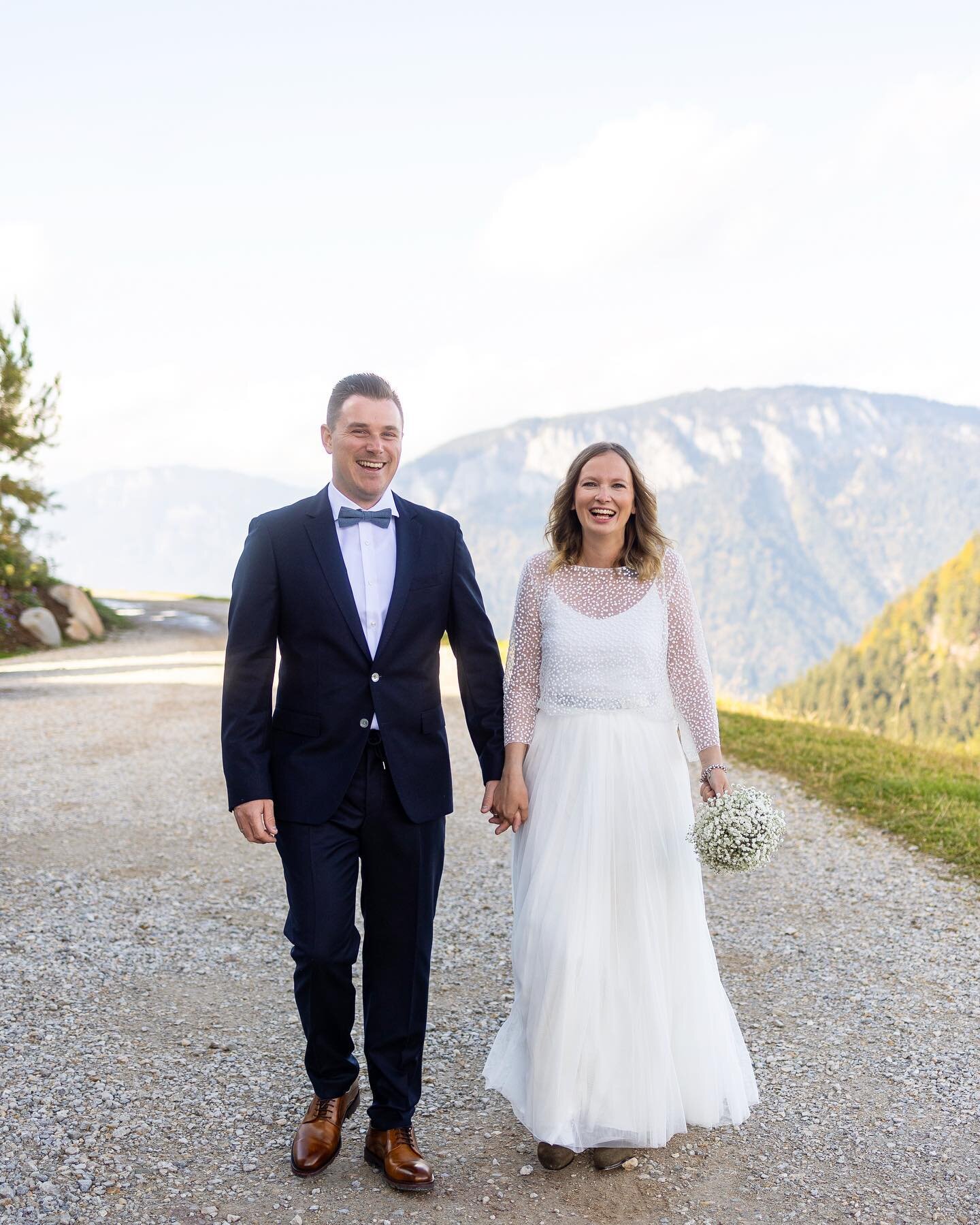 Last October these wonderful souls said yes to each other during a small and intimate wedding in the mountains. &hearts;️ 

#mountainwedding #heiratenindenkitzb&uuml;hleralpen #gettingmarriedinthemountains #elopementceremony #elopeinaustria #elopemen