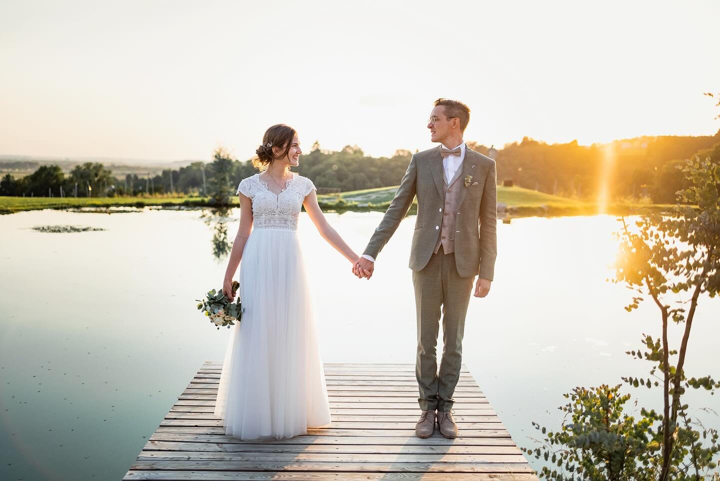 How about a sunset shoot on your wedding day? 😍

#summerwedding #karlingbergergut #weddingphotographer #heirateninober&ouml;sterreich #heirateninperg #heiratenin&ouml;sterreich #weddingday #sunsetshot 
#lovelovelove #love #wedding #couplegoals #aust