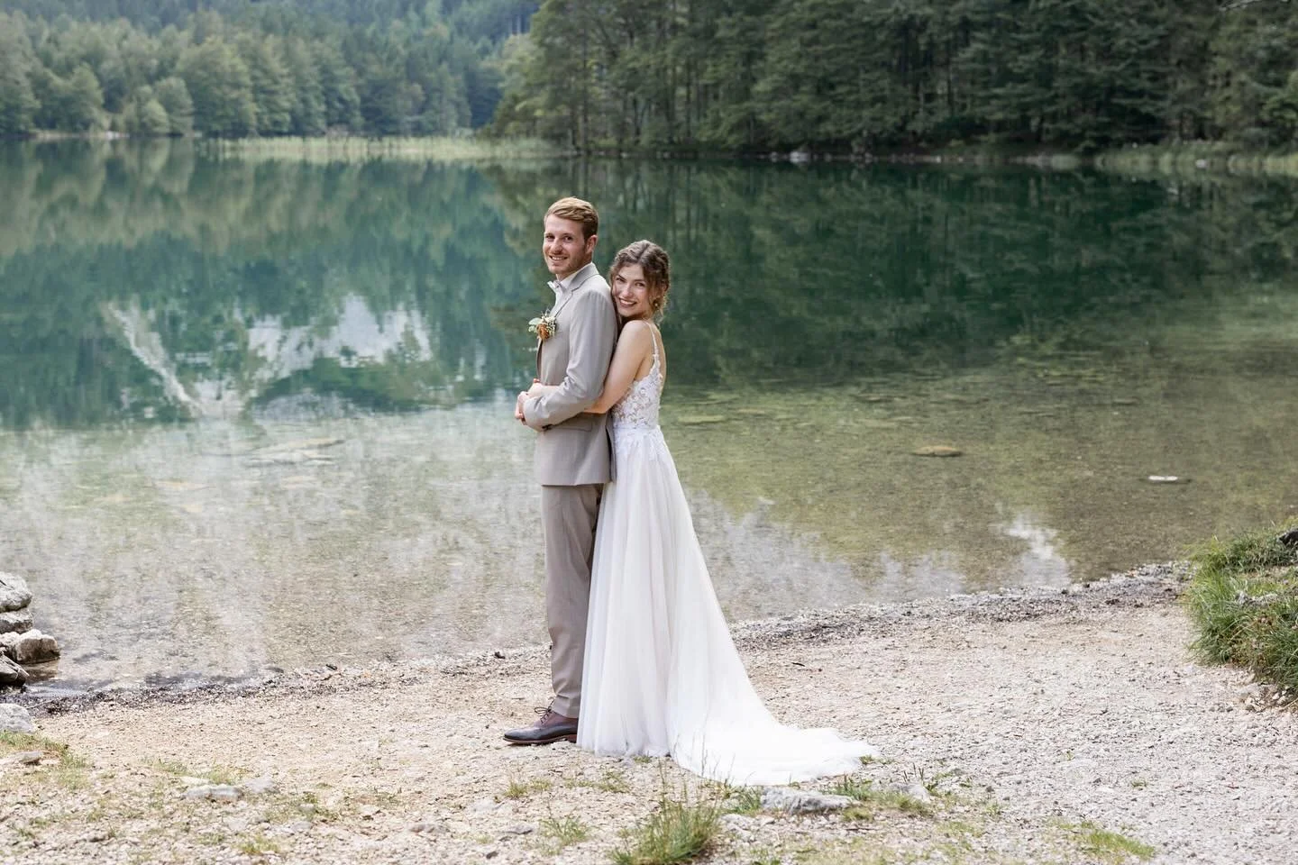 Happy 1st wedding anniversary M&amp;T! Can&lsquo;t believe it&lsquo;s been obe year already. It was a special day at such a stunning place. 😍

#summerwedding #langbathseen #weddingphotographer #heirateninober&ouml;sterreich #heiratenamattersee #heir