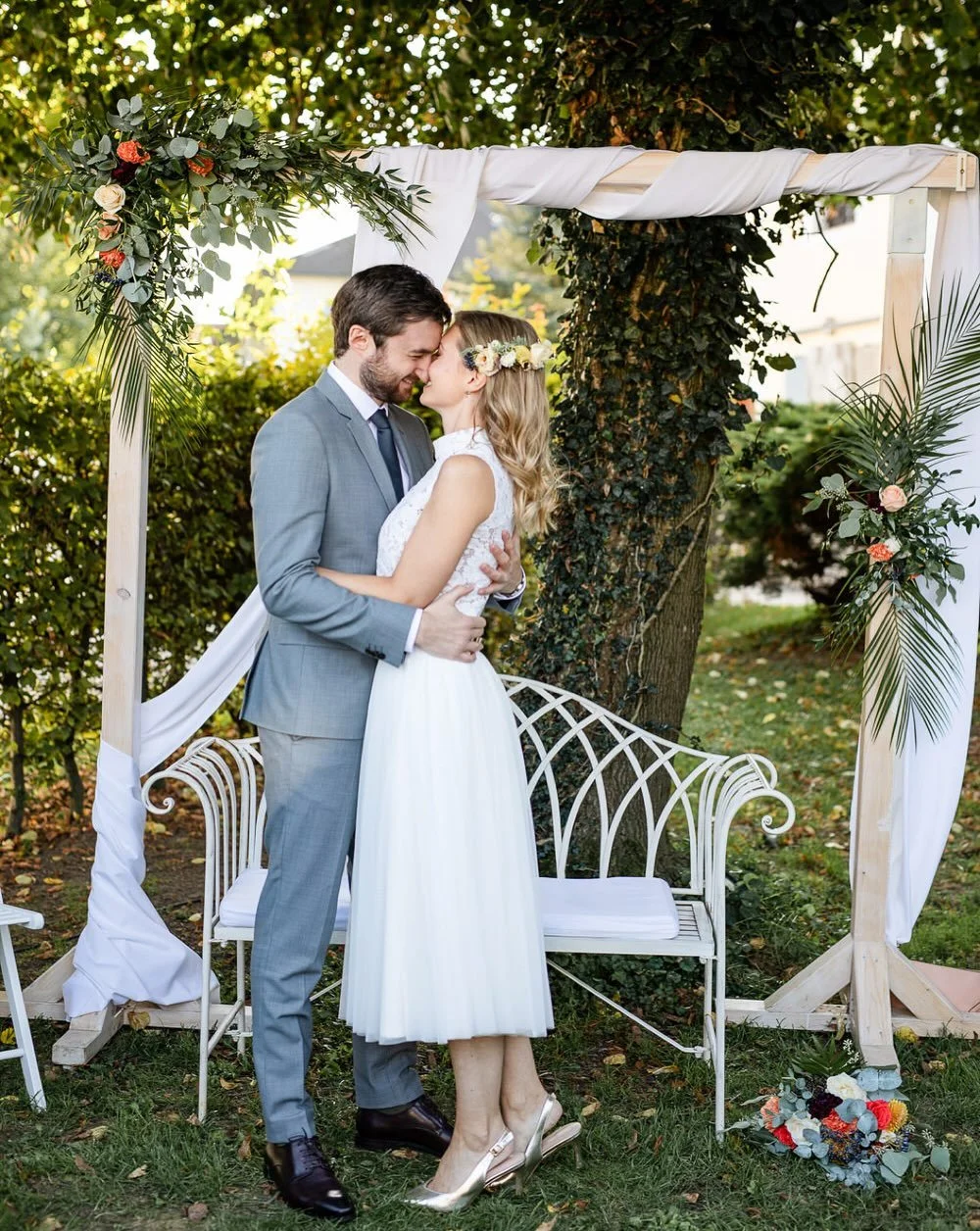 Sealed with a kiss 💍✨ Just after saying &lsquo;I do,&rsquo; B&amp;S chose to celebrate right among their guests &mdash; sharing laughter, stories, and every magical moment together. Because love feels even more special when it&rsquo;s surrounded by 