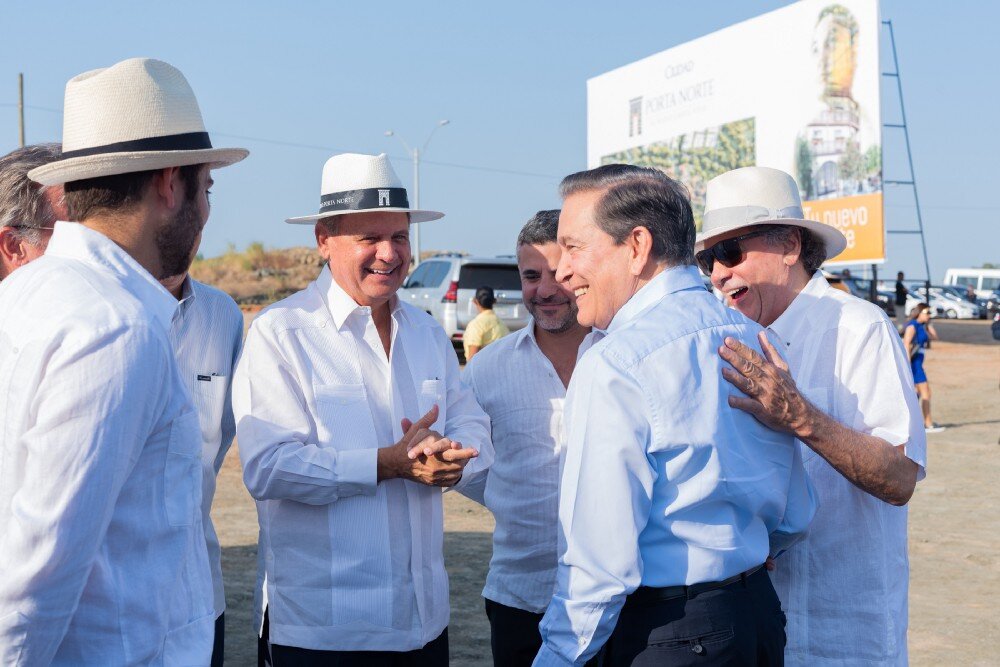 Porta Norte members receiving President Nito Cortizo and Minister of Public Works Rafael Sabonge.