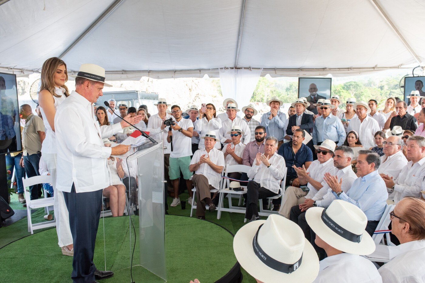 Ing. Henry Faarup Mauad addressing the President.