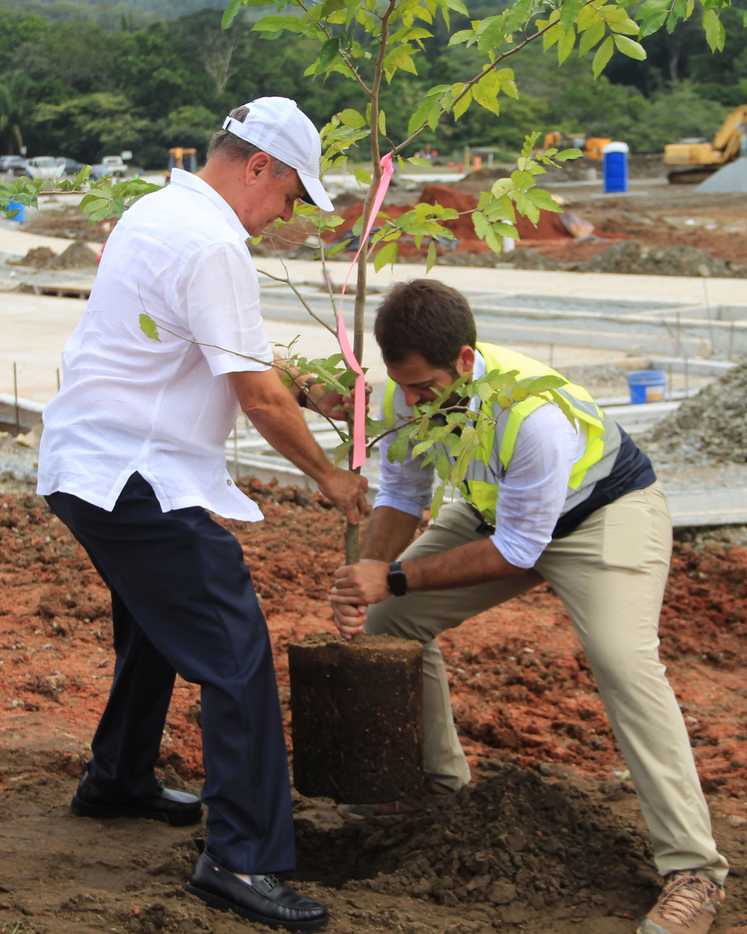 Henry Faarup Mauad and Henry Faarup Humbert planting the Belisario Porras tree.