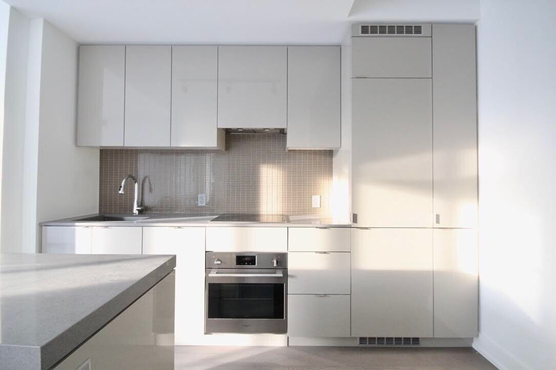 Integrating the refrigerator into the design of the kitchen is a clever way to camouflage that classic silver icebox 🧊
.
.
.
#realestate #gtarealestate #toronto #torontorealestate #realestatetoronto #condo #torontohomes #torontolife #torontomls #tor