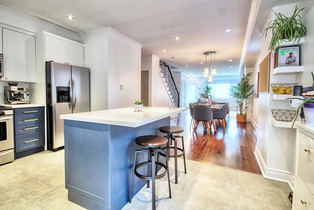 Rule no. 4 to real estate photography? Accessorize w/ a pop of colour 🌿 More tips on the blog (link in bio) 
.
.
.
#propertymanagement #realestate #gtarealestate #gtahomes #toronto #torontorealestate #realestatetoronto #condo #torontohomes #torontol