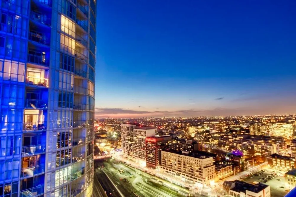 Summer night skies from one of properties (15 Iceboat Terrace) 💙
.
.
.
#propertymanagement #realestate #gtarealestate #gtahomes #toronto #torontorealestate #realestatetoronto #condo #torontohomes #torontolife #torontomls #torontocondos #luxurylistin