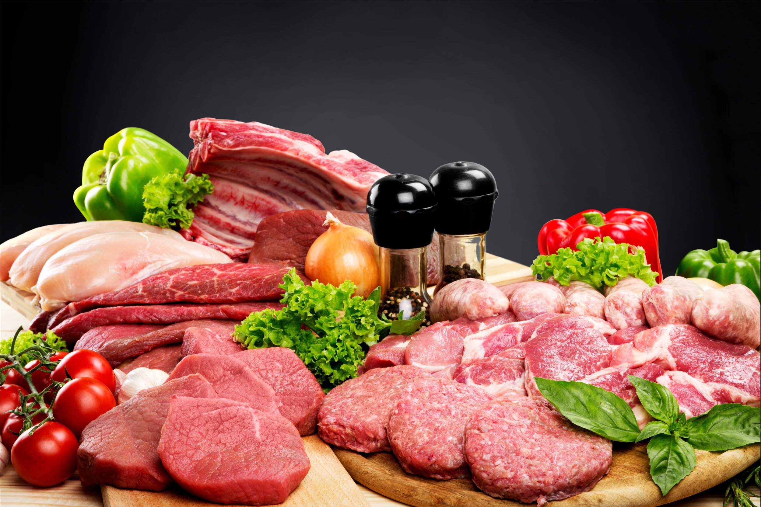 Видеть много мяса. Свежее мясо. Мясные продукты. Мясные полуфабрикаты. Мясо и мясопродукты.