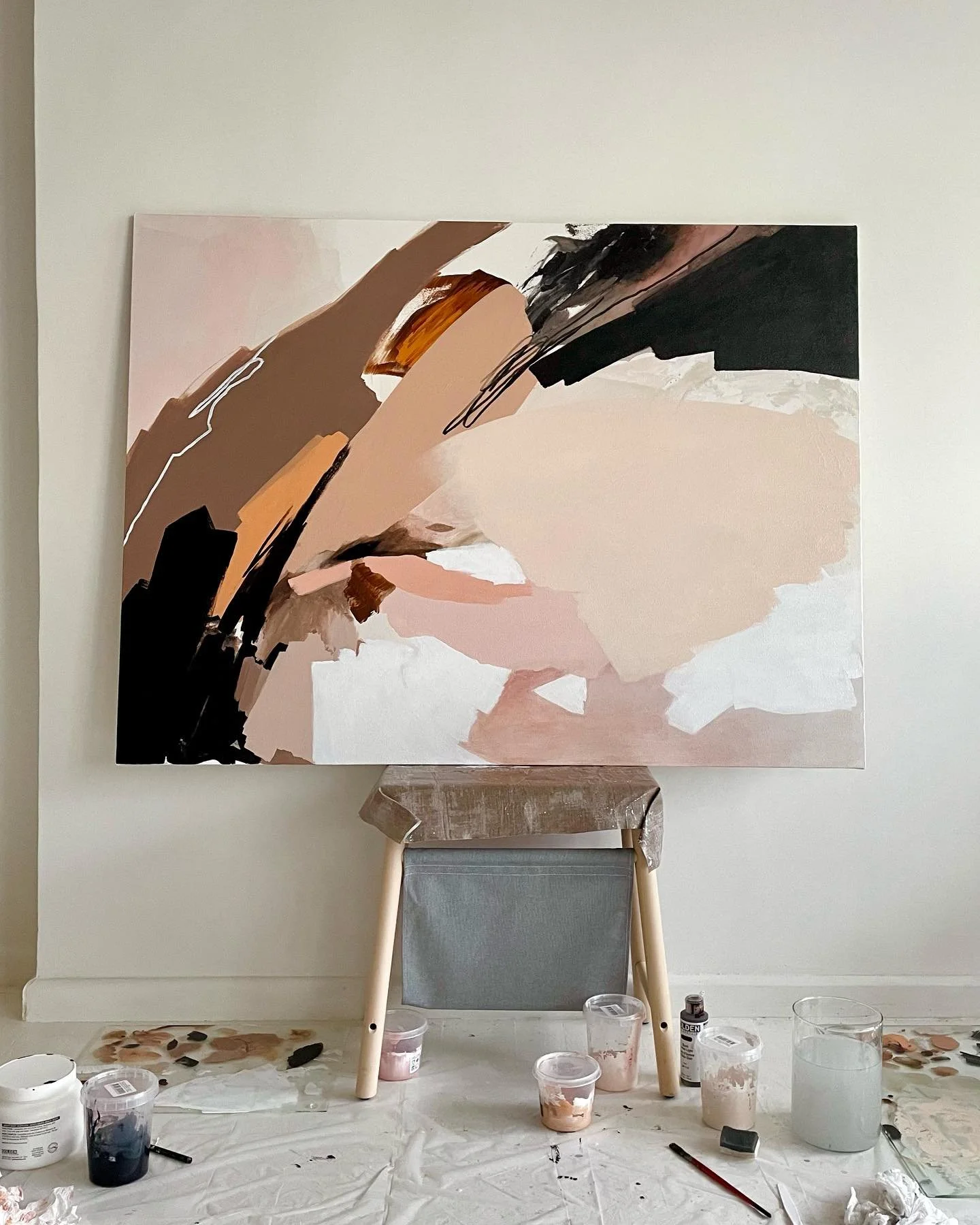 Created something different recently.. With some bold decisions, a bit edgy, with so much energy, but still feminine and soothing. It&rsquo;s 90 x 120 cm and needs a name. Any ideas?🥹