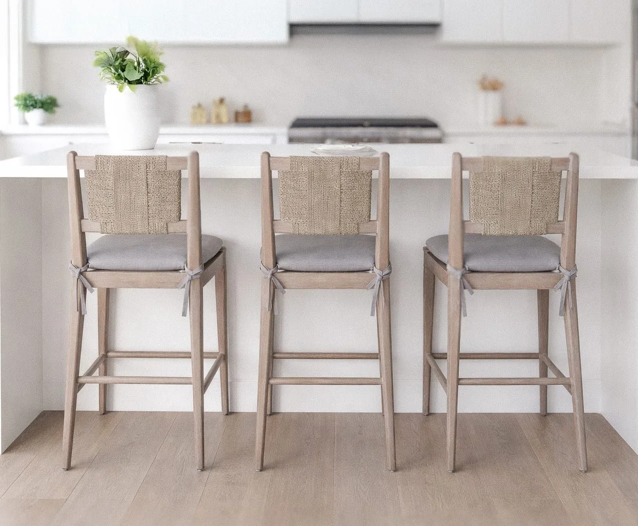 Effortless comfort, refined detail. The Cadiz Bar Stool in Casper Oak pairs a warm wood frame with tactile woven texture&mdash;bringing relaxed elegance and everyday ease to the kitchen. Designed for gathering, lingering, and living beautifully. ✨
#B