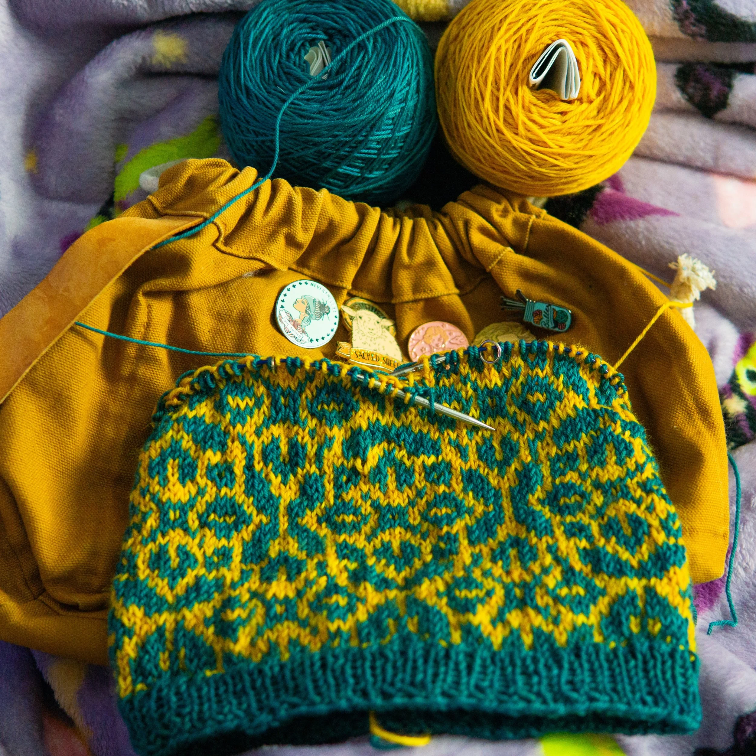 I&rsquo;m having so much fun with designing patterns 😍 

This is a &ldquo;first draft&rdquo; of a beanie pattern (co-designed with @wanderingtriumph ❤️🙌) for RAVEL 📚

Although this pattern won&rsquo;t be available until the book releases (&amp; it