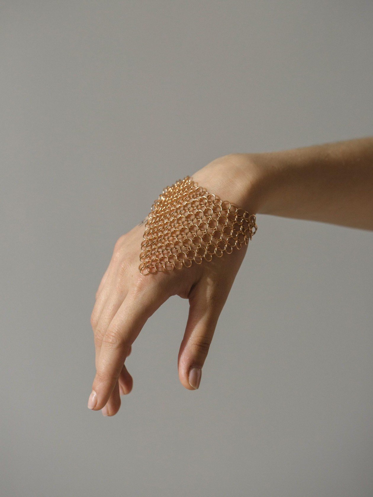 SaskiaDiezMESHbraceletGold1-e1543941671518-scaled-630x840@2x.jpeg