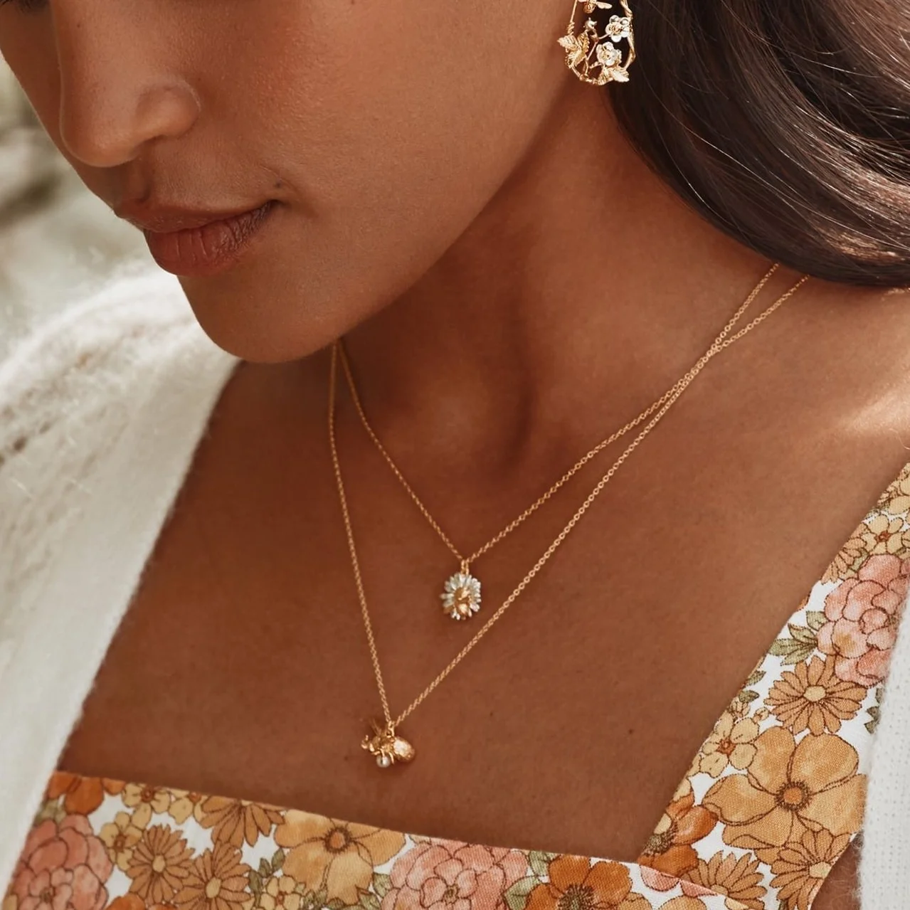 Daisy Necklace with Teeny Weeny Bee
