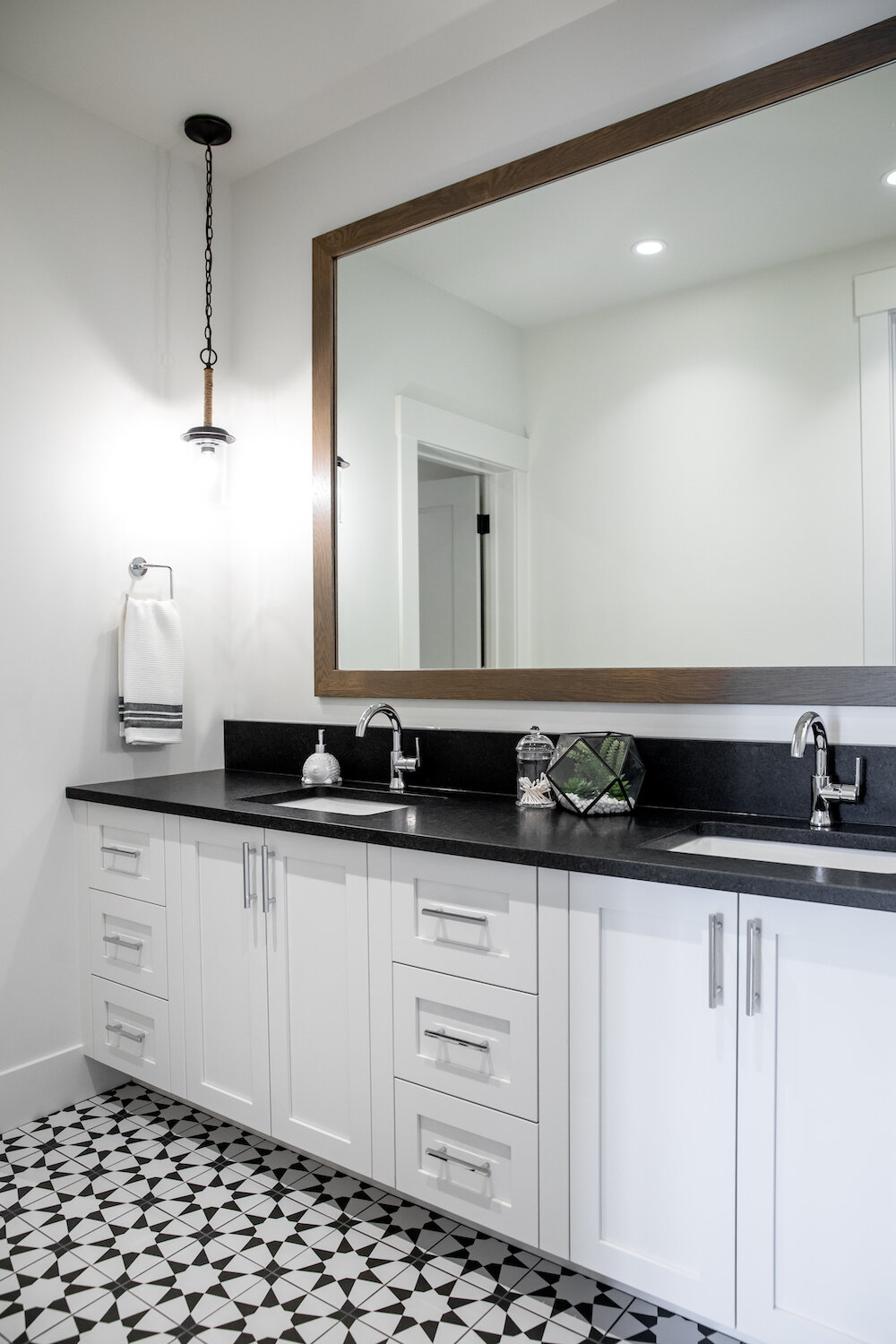 Veranda-Homes-Luxury-Builder-Altadore-Kids-Bathroom-Black-And-White.jpg