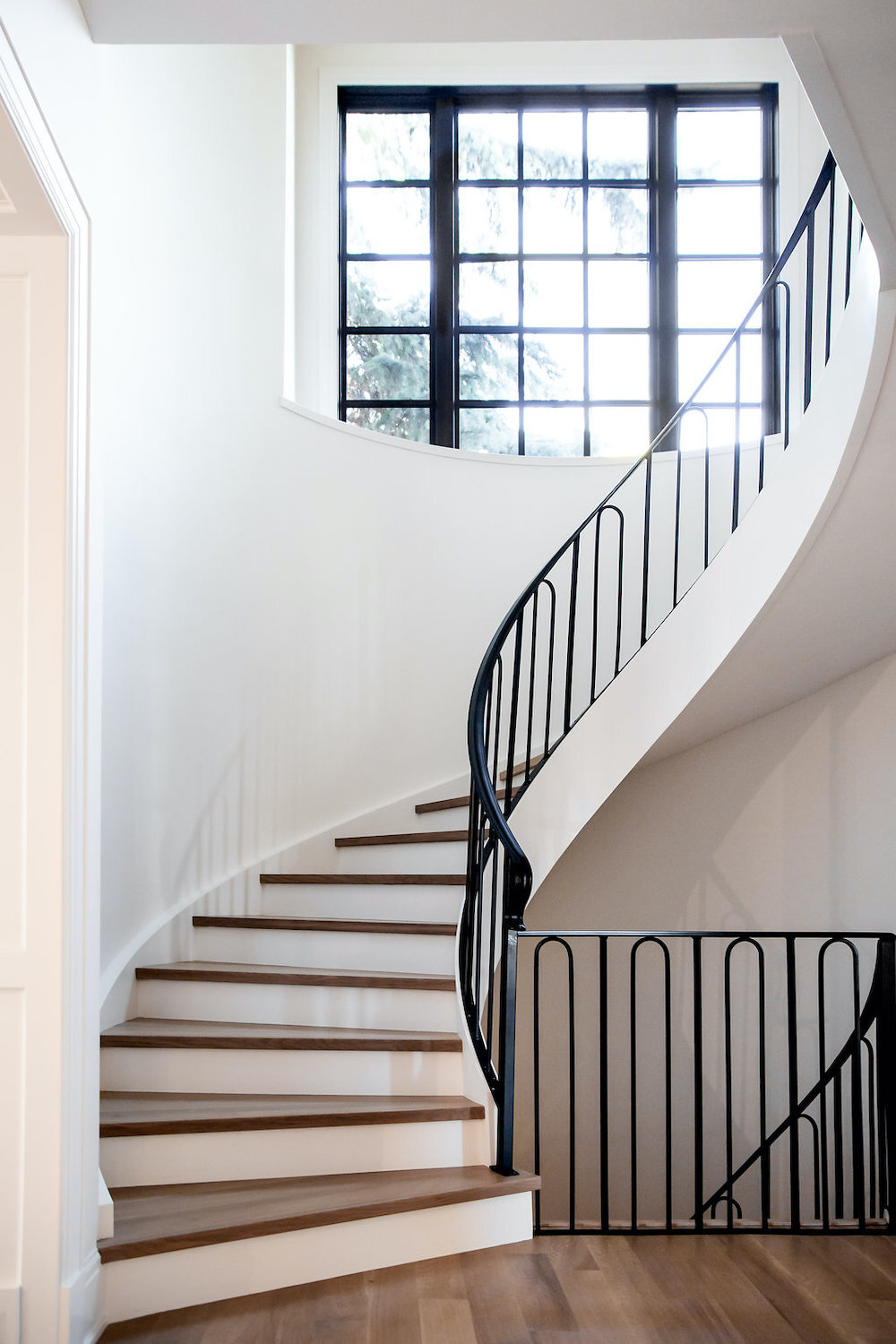 veranda-custom-homes-luxury-home-builder-calgary-curved-staircase.jpg