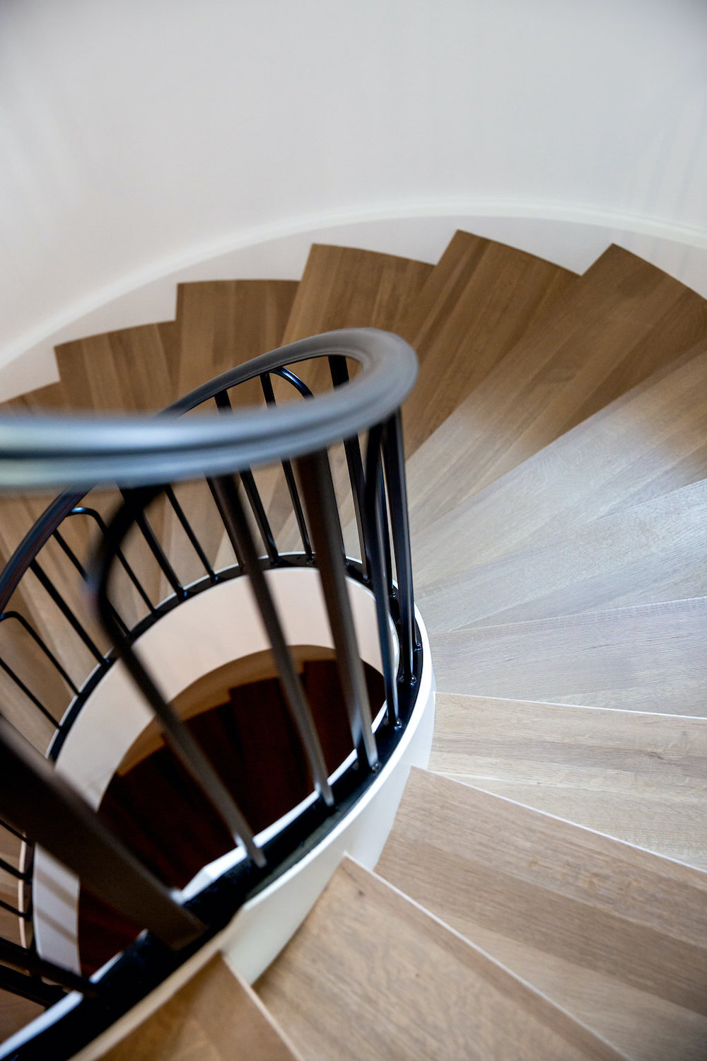 veranda-custom-homes-luxury-home-builder-calgary-curved-stairs.jpg