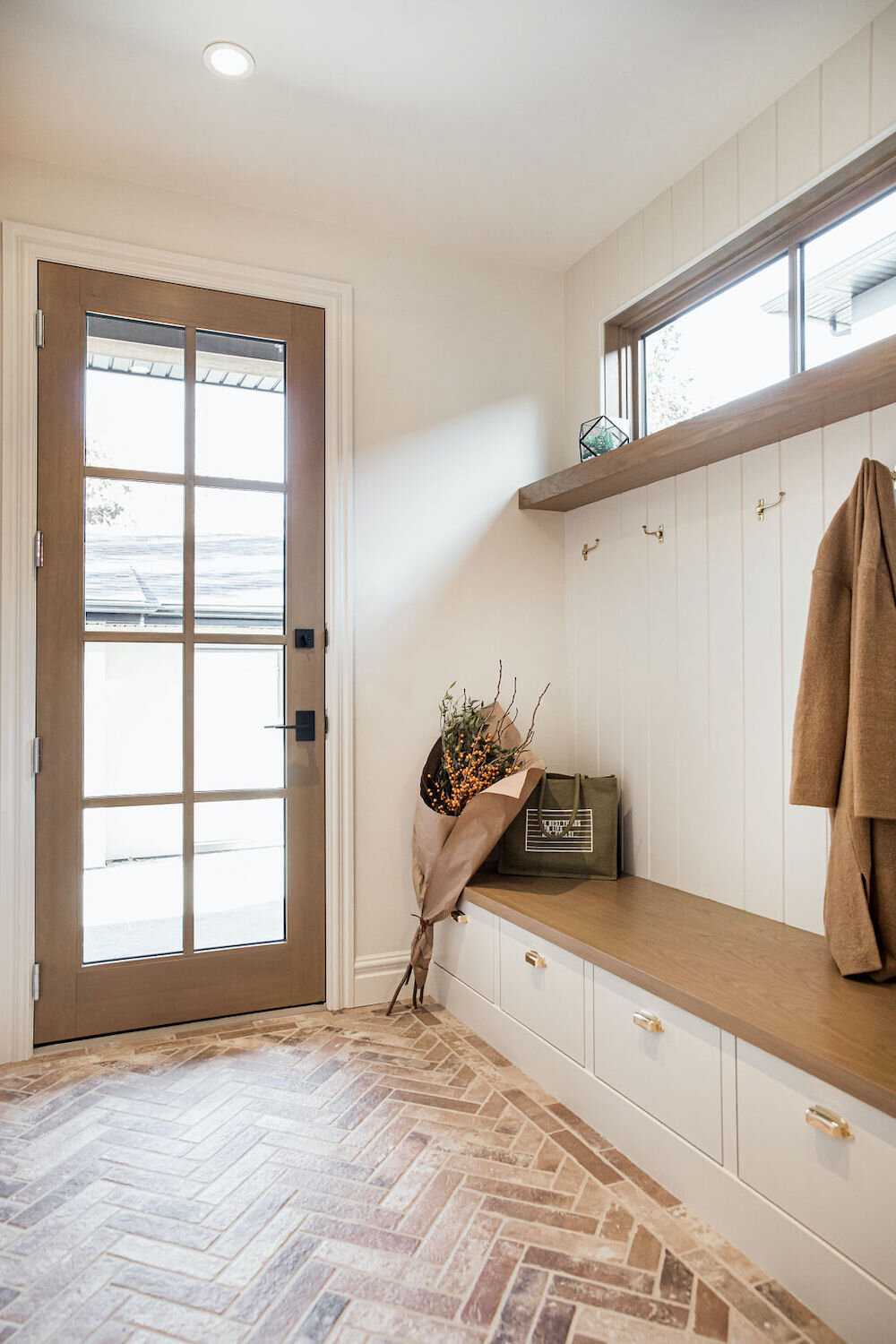 veranda-custom-homes-luxury-home-builder-calgary-mudroom-2.jpg