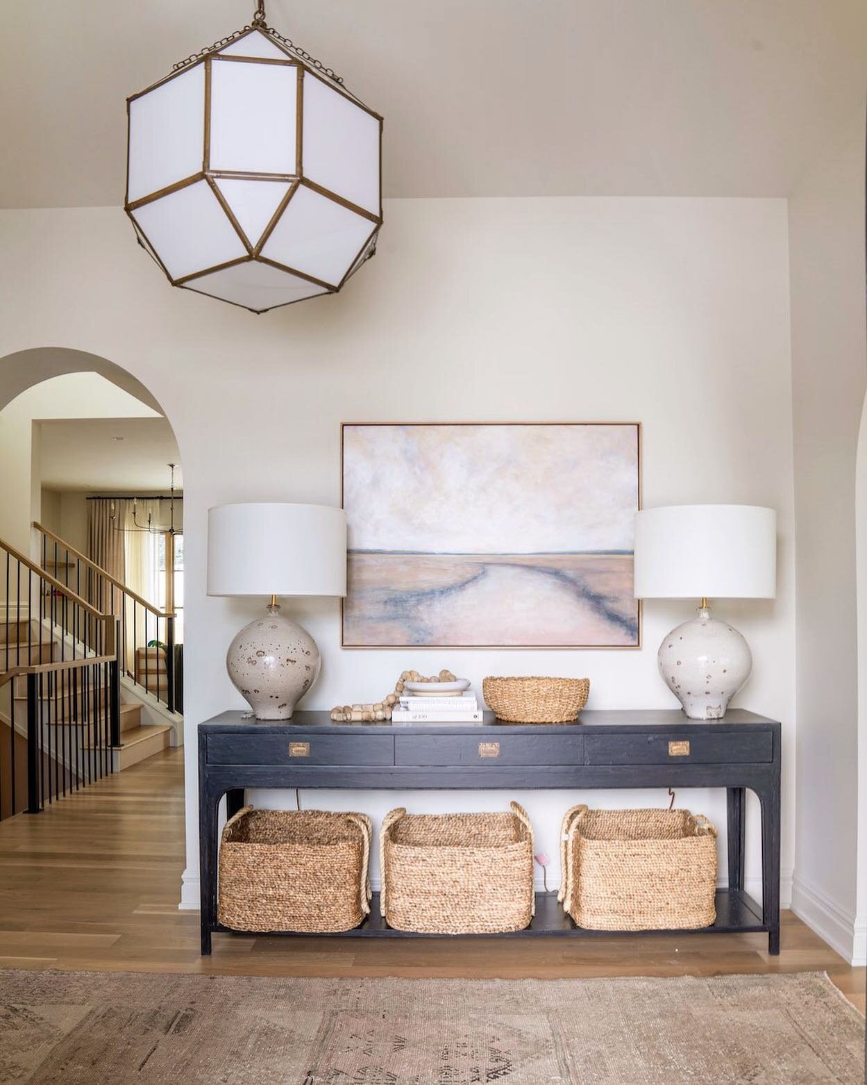 The perfect entryway to greet company during this holiday season. 
Perfectly styled by our client, who has impeccable taste! 
.
.
.
.
.
📷: @jessicaforaie 
#foyer #foyerdecor #entrywaydecor #entryway #welcomehome #cozyinteriors