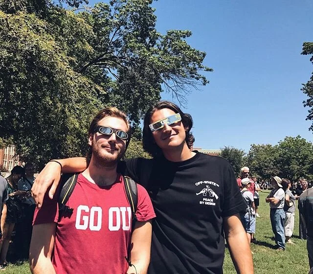 everyone go outside rn! the sun is behind the earth and it's totally dark!! can&rsquo;t see shit!