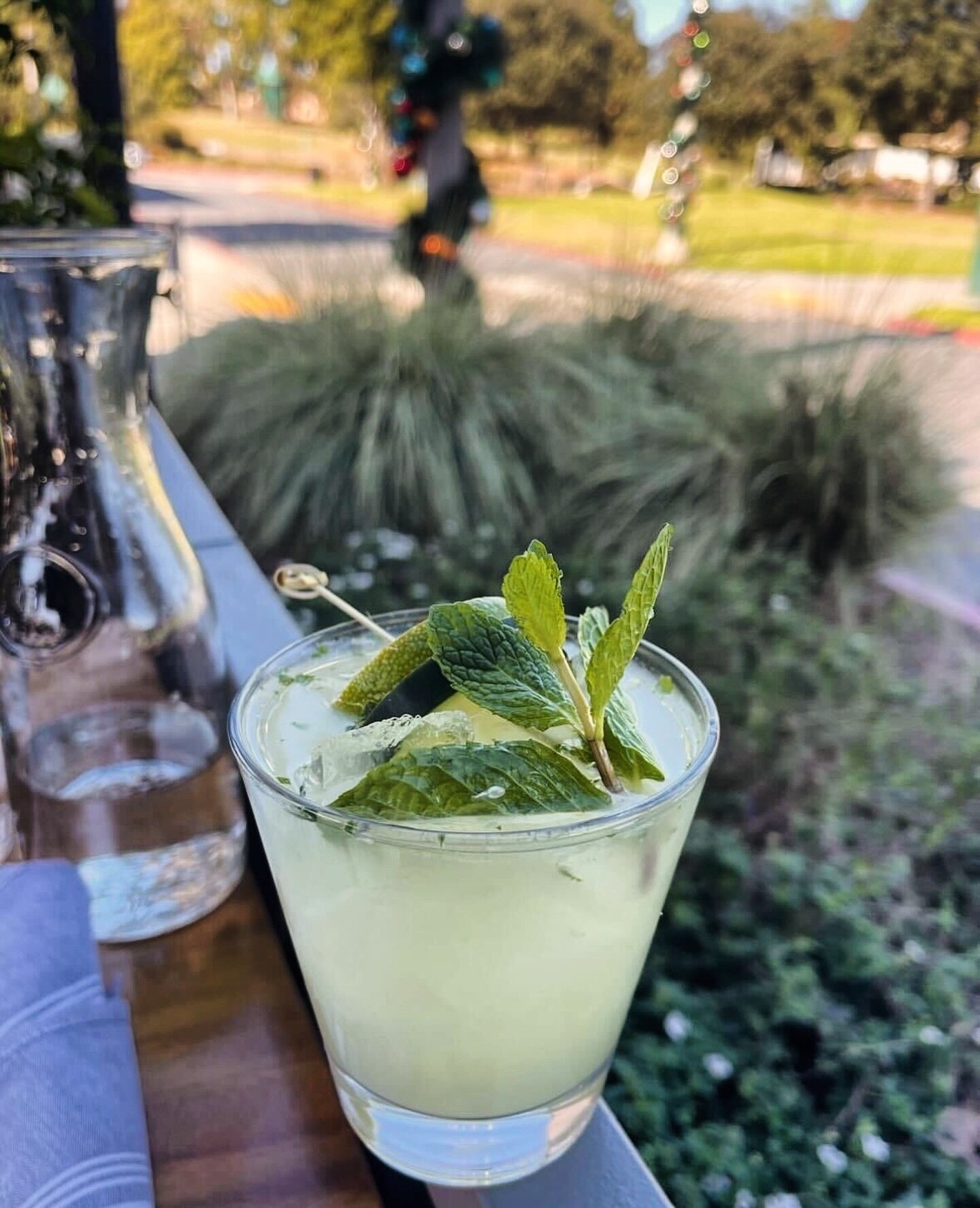 On your TO DRINK List: P&rsquo;s Bee&rsquo;s Knees, made with gin, simple syrup, cucumber, lime and mint. 
📷: @sippingsandiego