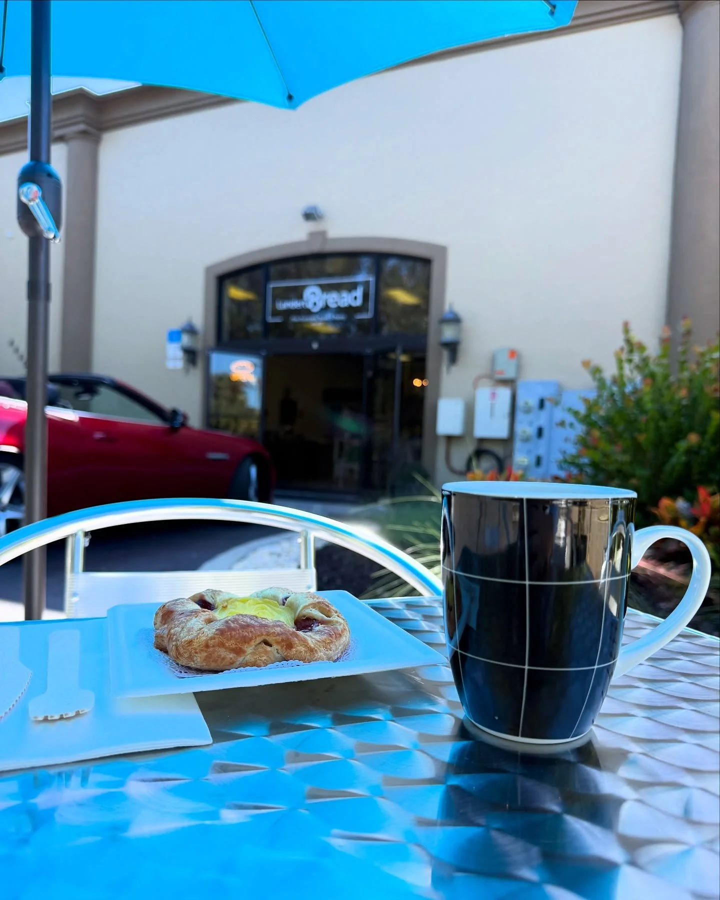 Beautiful weather + fresh pastries + hot coffee = perfection ☀️🥐

Come enjoy our new outdoor seating! ✨☺️

#landertbread #bakery #naplesfl