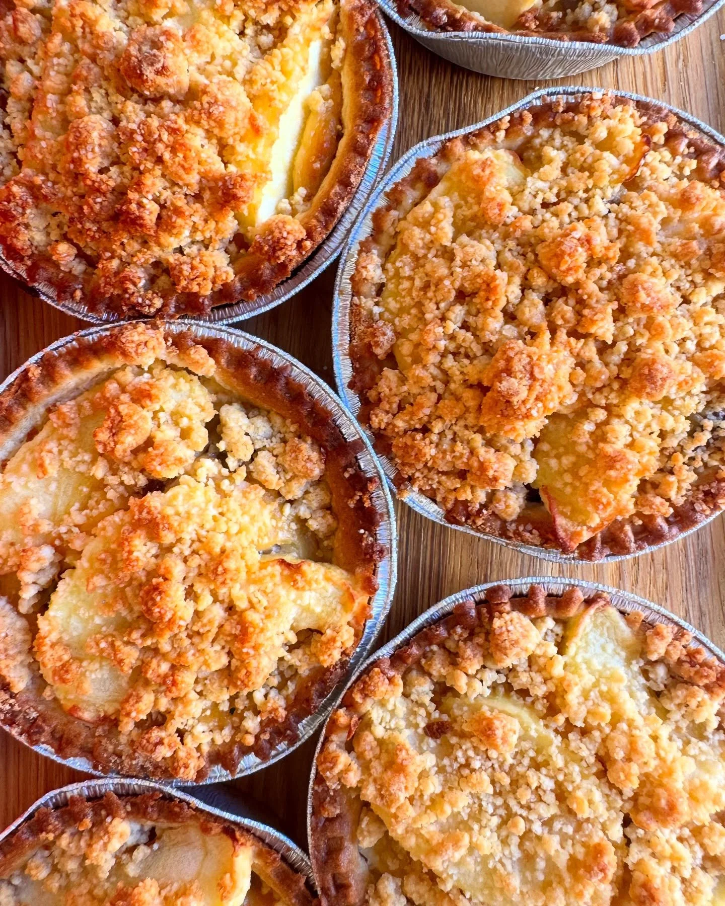 Apple Crumble Tartlets&hellip; because sometimes you need a hug, but in pastry form. 🍏🥧

Golden butter crumble, soft baked apples, and just enough sweetness to justify &ldquo;I&rsquo;ll just have one&rdquo;&hellip; (we both know you won&rsquo;t).

