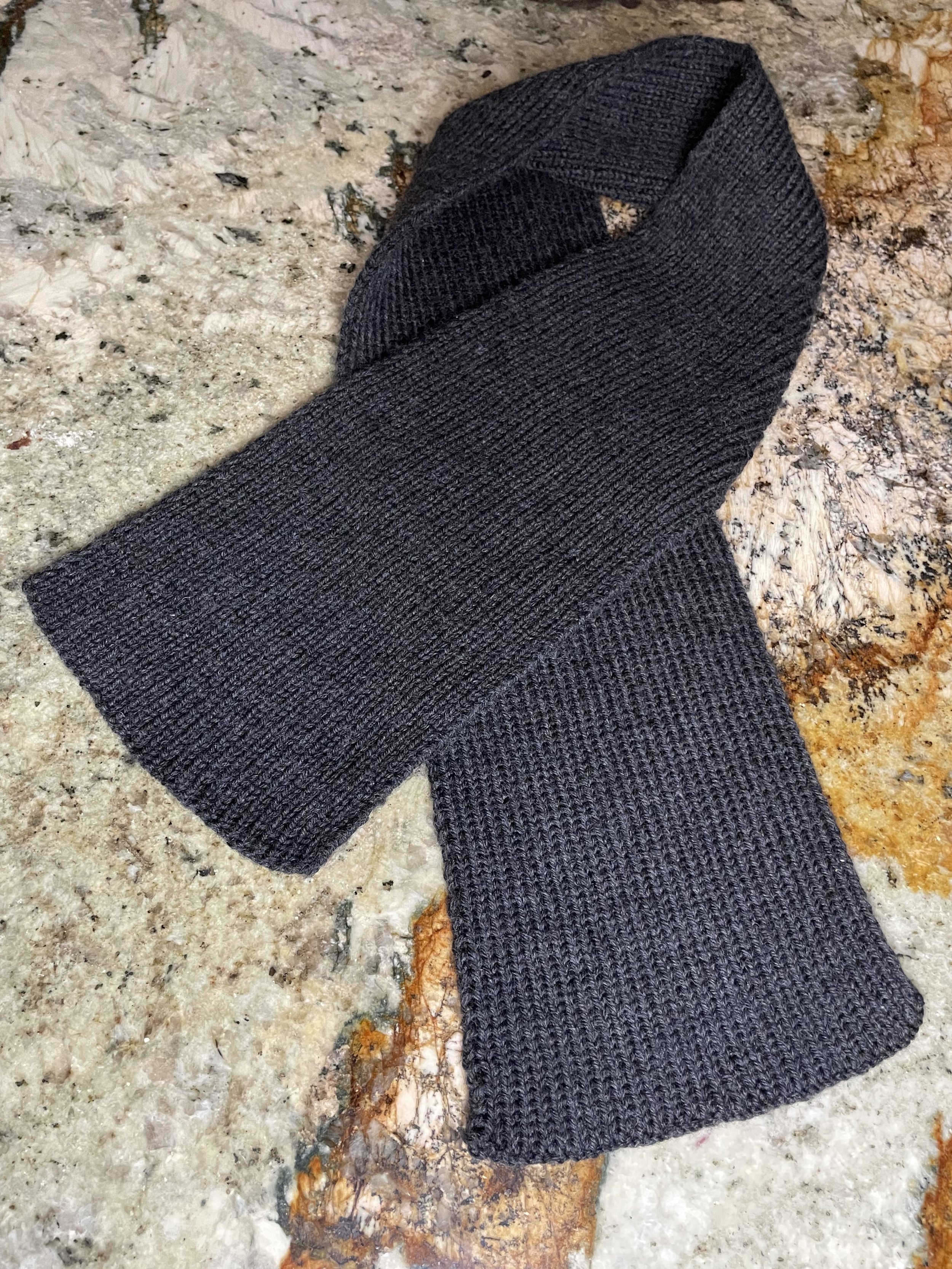 vertical_ribbed_scarf_looped.jpg