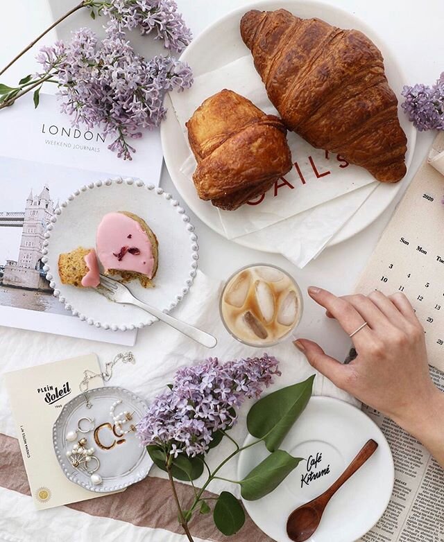 New Week, Same Love For Croissants 🥐  Whats your fave Monday breakfast carb? 📸 | @carmenrprp