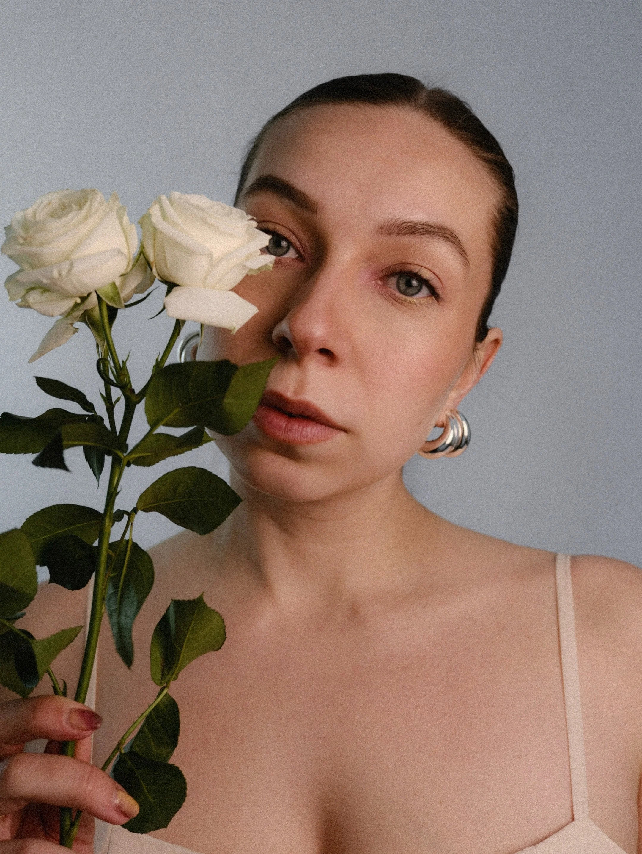 he loves me, he loves me not 🤍 lately, i&rsquo;ve been enjoying my slow mornings, checking in on my garden, and starting to plan our summer backyard oasis. wish i could say i picked these flowers from my garden (but alas no) but made use of some wil
