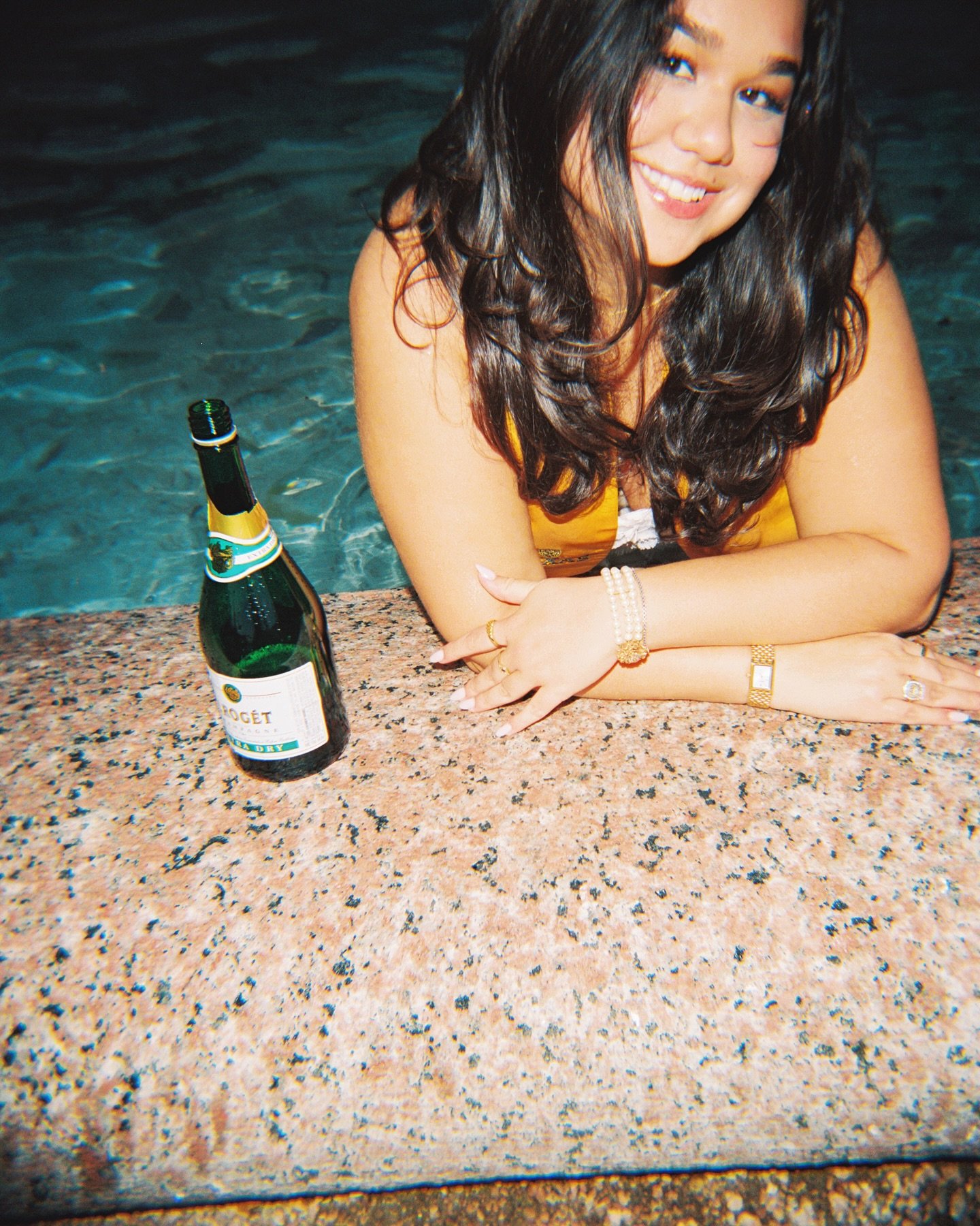 @sara.modur ‼️❤️&zwj;🔥🎞️🥂🎓🍾✨🎊

#seniorportraits #austinphotographer #utaustin #gradphotos #atxphotographer #atxphotographer #texaslonghorns #austinseniorphotos #austintexasphotographer #film #filmphoto #filmphotography #35mmfilm #portra400