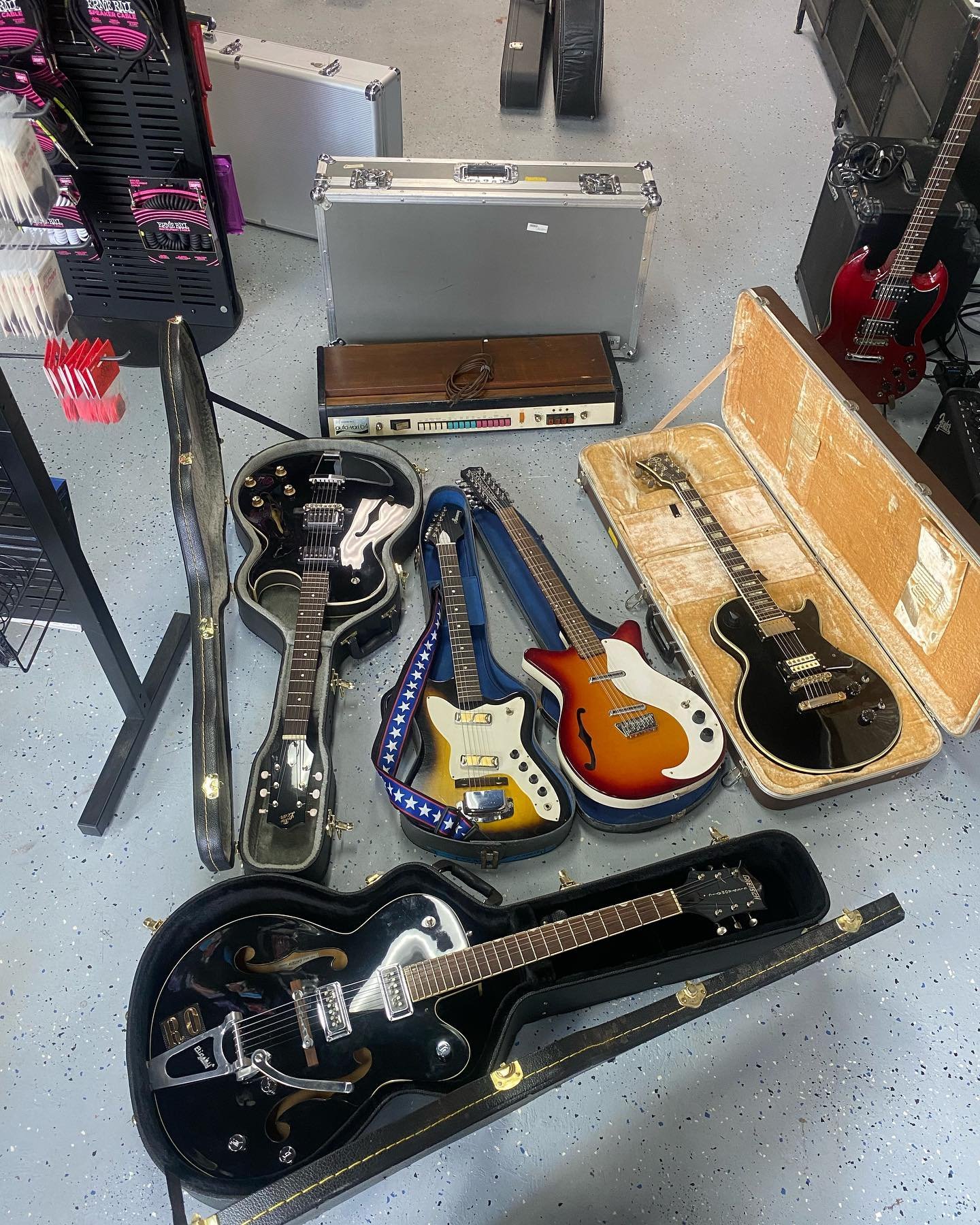 NEW GEAR DROP being priced and setup now.
1st slide: Sam (@samueldee) from @theweeks is parting with some some old pals to make space for some new pals. Some absolute gems in here
-Electra Omega x210 (Matsumoku build)
- &lsquo;63 Harmony Bobkat
- Dan