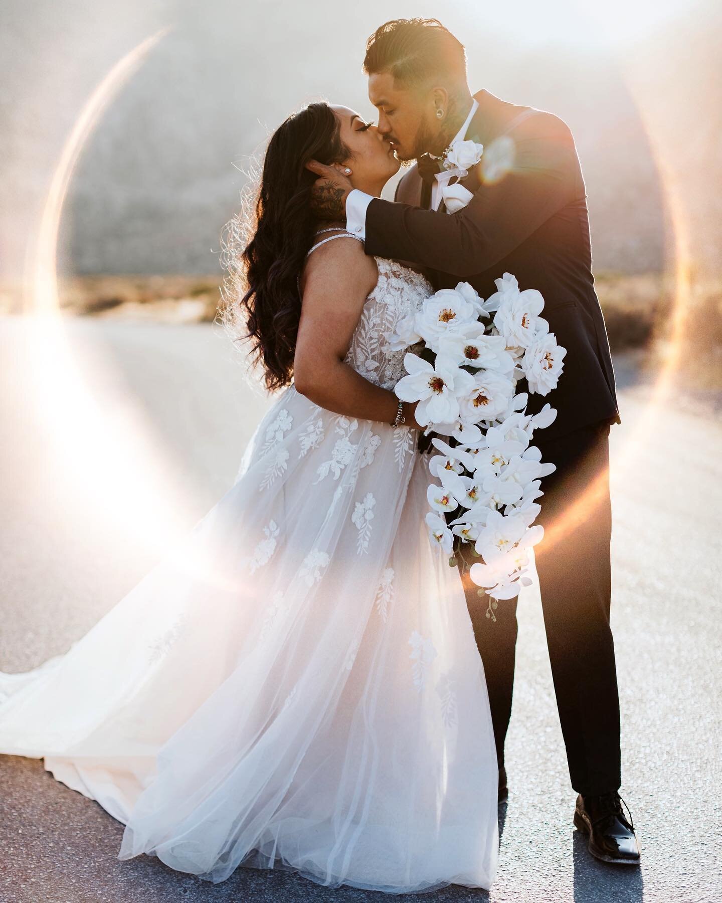 As these new state mandates and restrictions on Covid gets worst, the odds that the coronavirus crisis will be solved in the coming months seem slim.⁣
⁣
But it&rsquo;s so refreshing to see couples deciding that they are certain of one thing&mdash;and