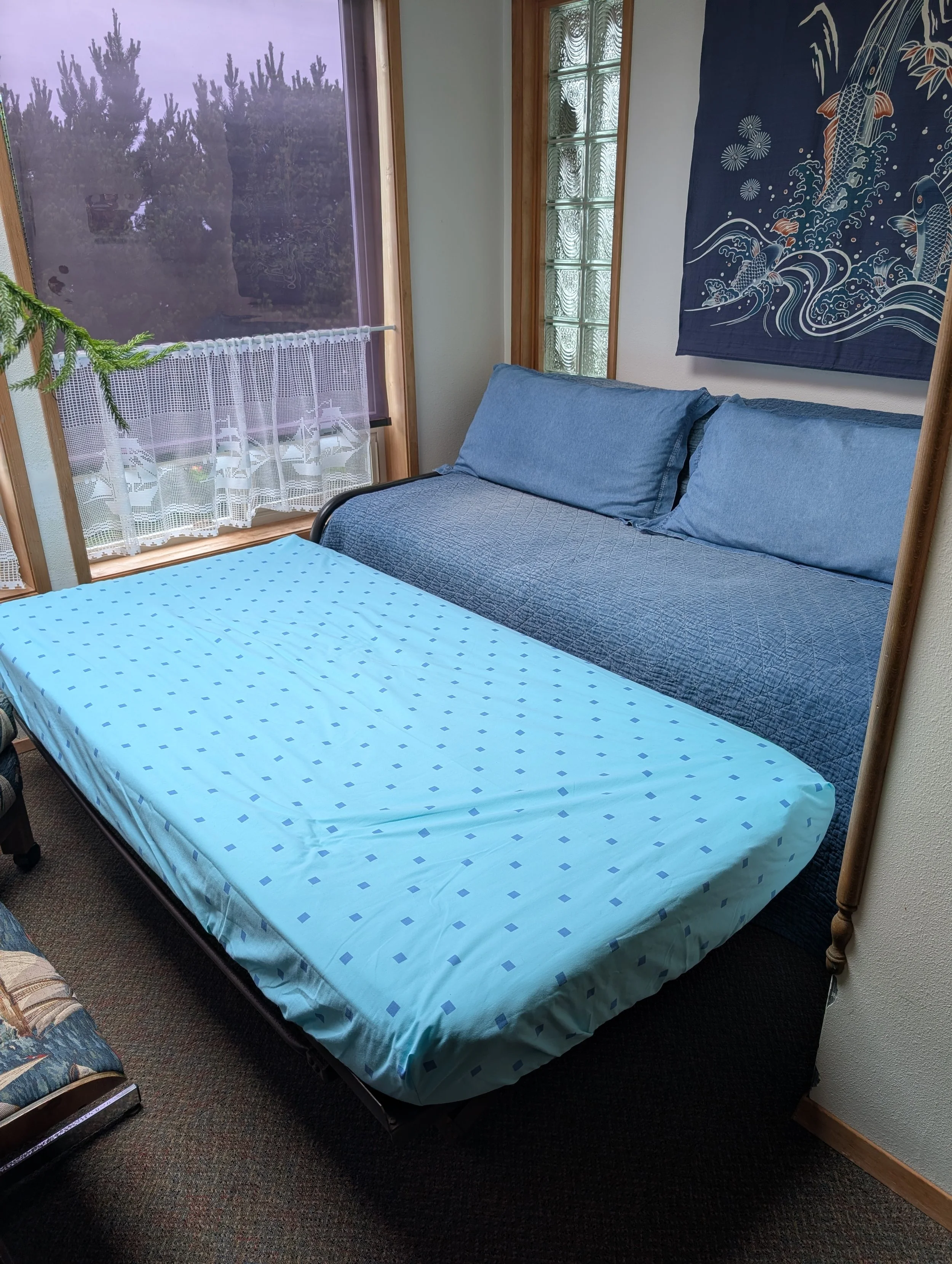 Twin trundle bed in the sunroom. You'll have to reorganize the furniture in the sun room to use this space in order to accommodate 4 people in downstairs Sea Vista.

(Image taken on 6/29/2026)