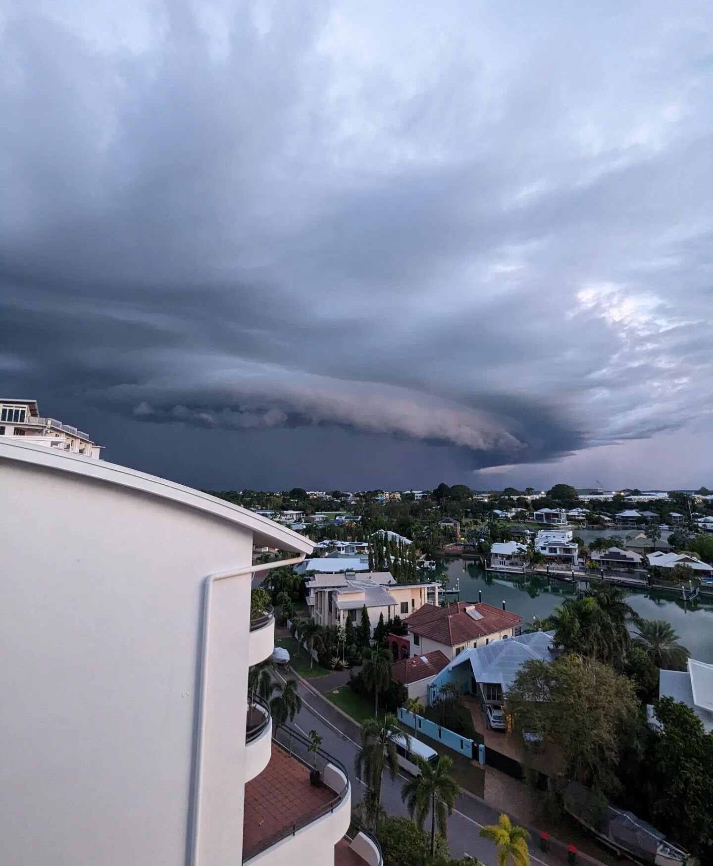 ⛈️Progression of a storm cloud⛈️
So cool to watch as it drove on by. We didn't get a single drop of rain. 

#stormwatching #stormcloud #cloudwatching #wetseasondarwin #wetseason #Darwin #darwinaustralia #cullenbay