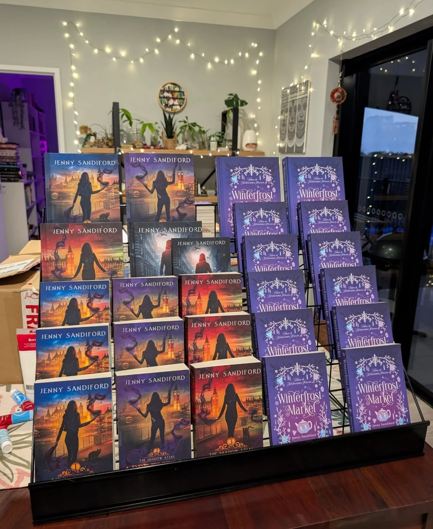 I got this cool new display rack for my books today! It's much bigger than I thought, but it's got some rather nice elevation 😄 
🎄Perfect for my upcoming Christmas markets! 

📍If you're in Darwin, swipe across and save these dates in November 
@ta