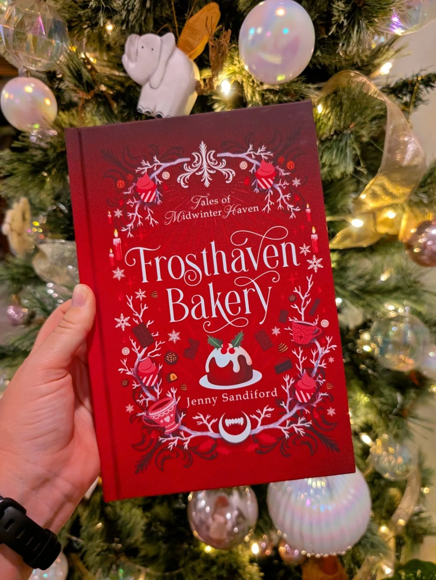 🎄What are your favourite ornaments you put on your tree each year? Any weird ones? 

🎄I gave in to myself and put up the Christmas tree early-ish 🤫

Then I had to take a photo with my books&hellip; and then of all my favourite decorations&hellip; 