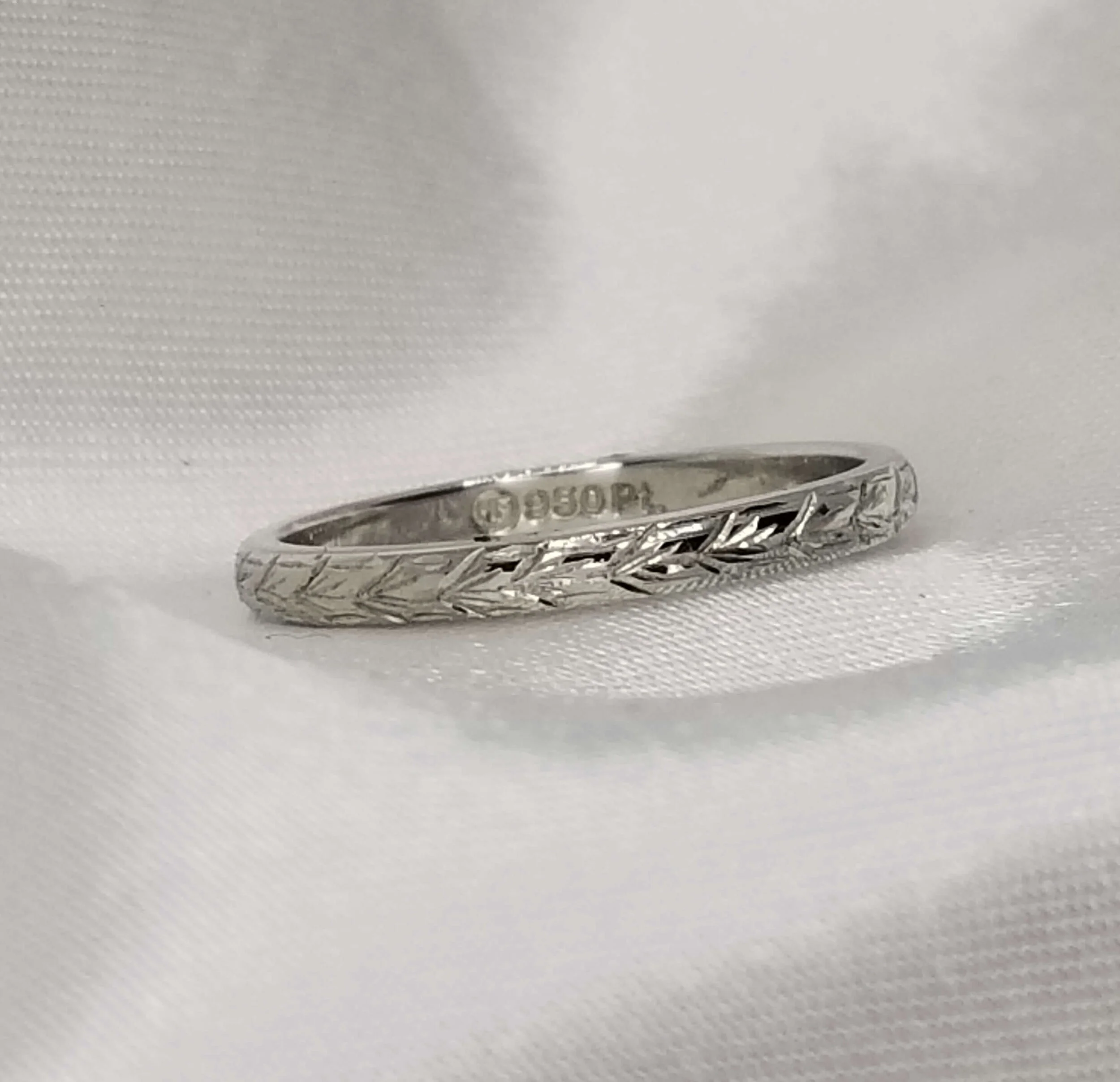 GVJewelry_HandEngraved_PlatinumBand2_3017_162323.jpg
