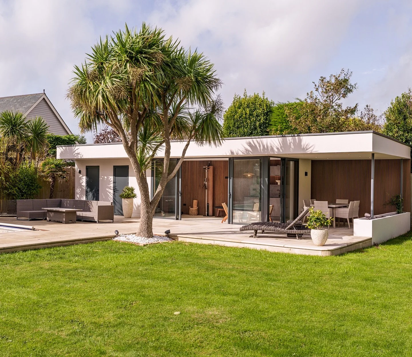 New build ✨
Make the most of your garden by building in it 🏡
______________________
Design: @fresh.architects 
www.fresharchitects.co.uk
#elegance #archdaily #contemporaryarchitecture #luxury #luxuryliving #dream #home #archilovers #housegoals #ne