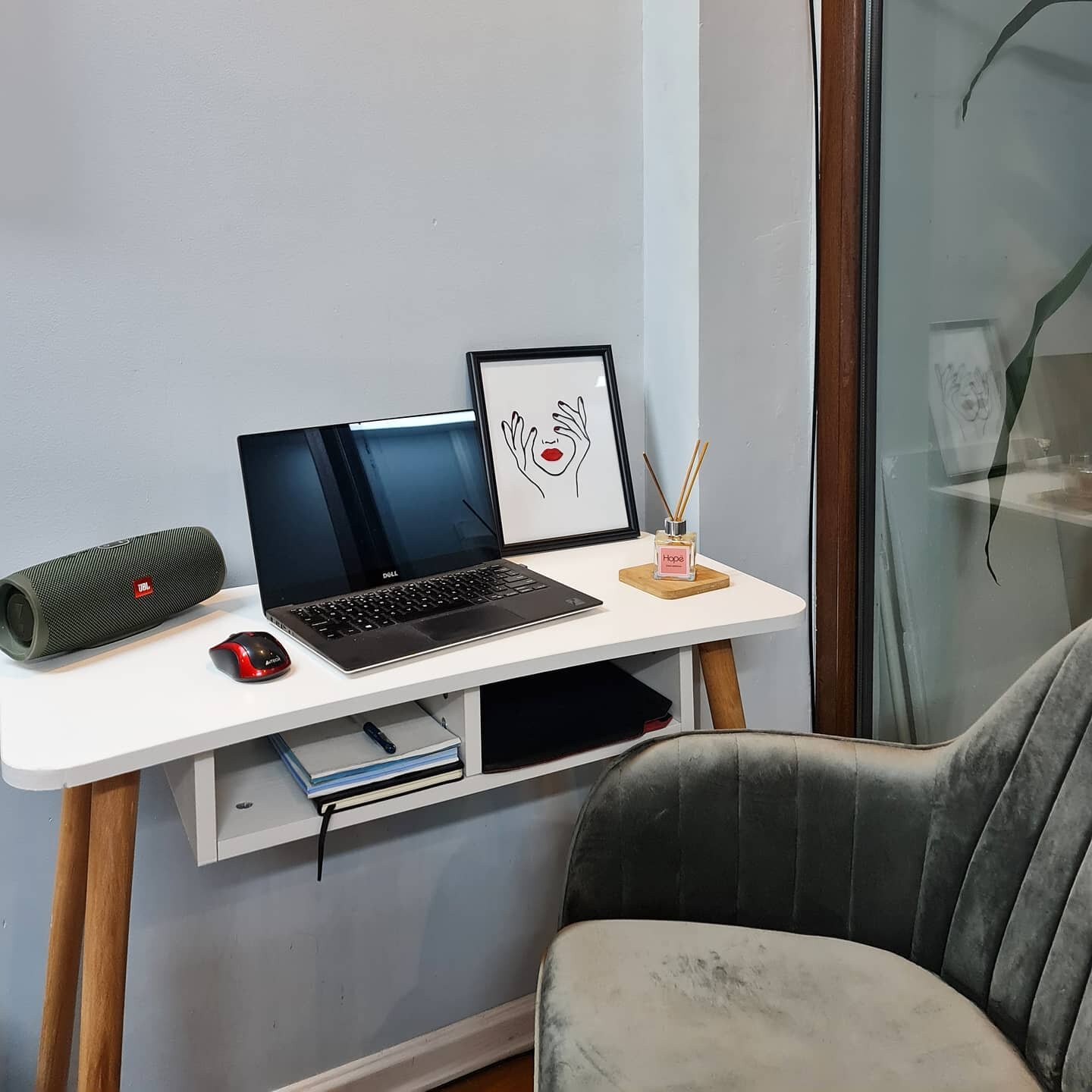 Working from home without the team's help can mess with your head. 🤪 You need a good aroma diffuser to keep calm and carry on. 🧘&zwj;♀️🧘&zwj;♂️

Featuring: Tomato Leaves Scent

#hopescentsolutions #WFH #station #homeoffice #roomdiffuser #roomdecor