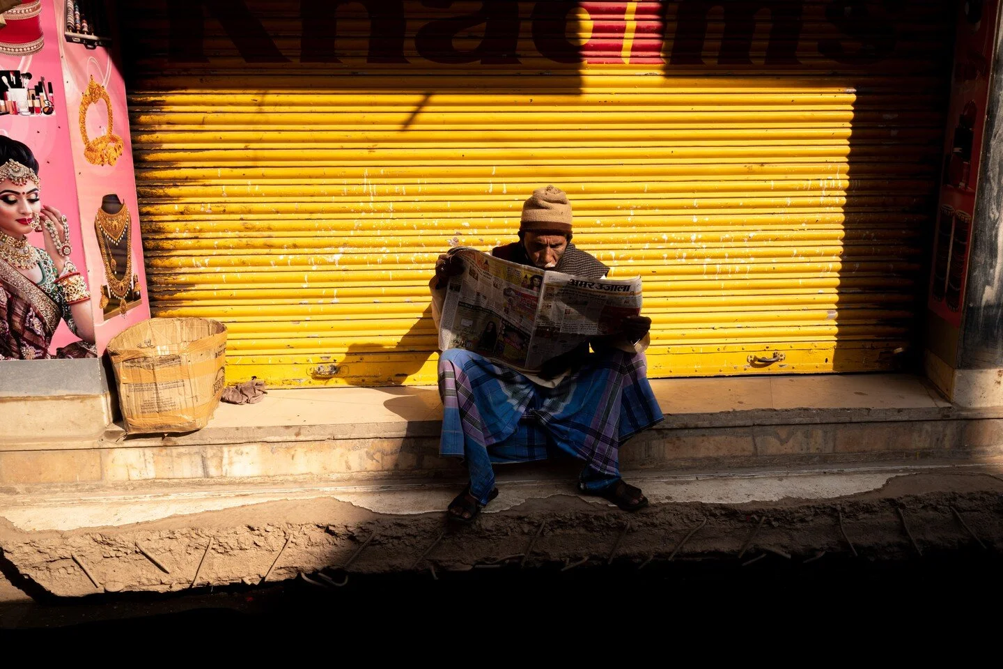 Dangerous reading. 

#LeicaCamera 
#SPICollective #ReportageSpotlight #EyeshotMag #streetphotography 
#ourstreets #lensculturestreets #burnmagazine 
#photoobserve #somewheremagazine #fromstreetwithlove #streetsgrammer #VSCO #timeless_streets #apfmaga